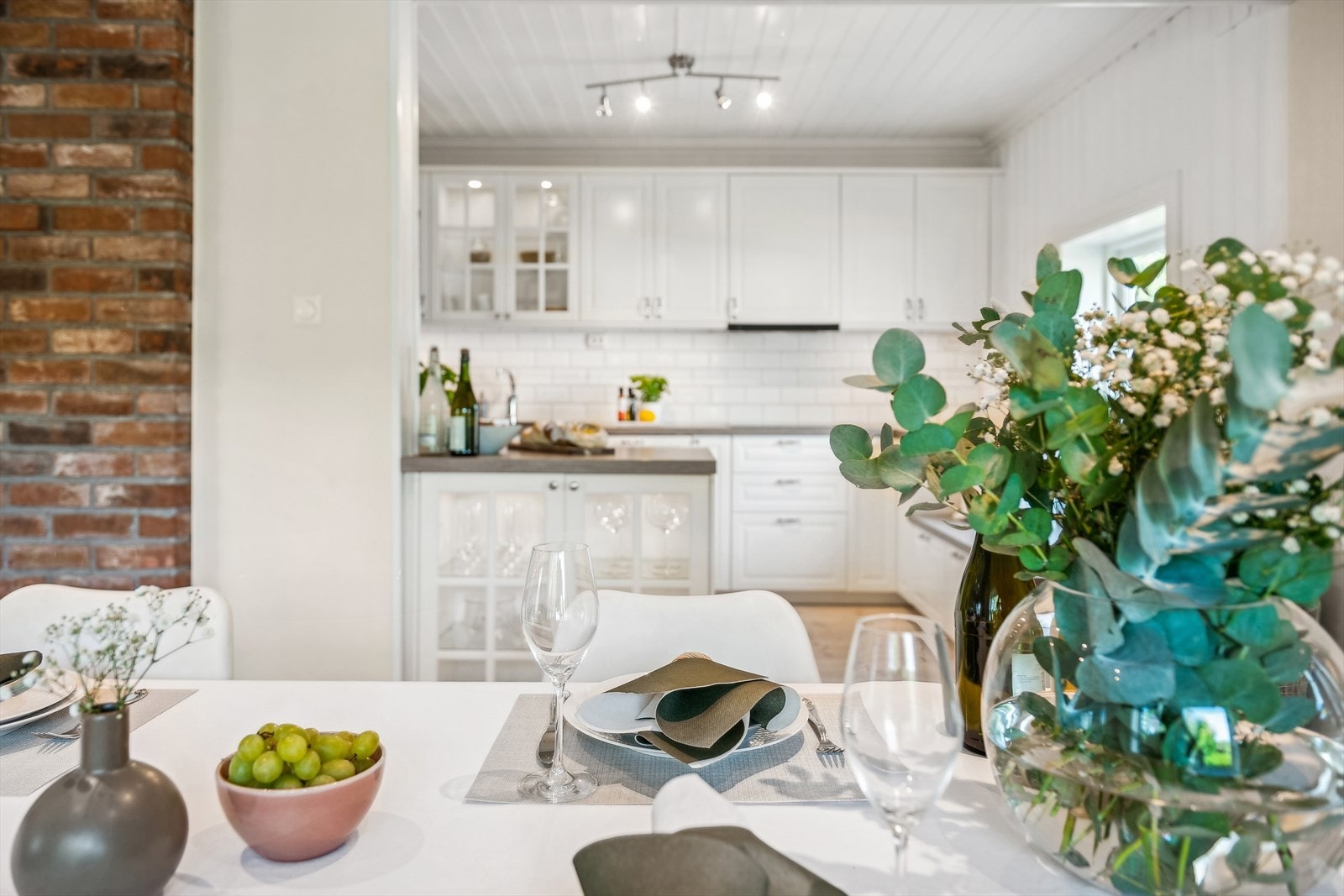 God plass for flere gjester rundt spisebordet. Galleribilde