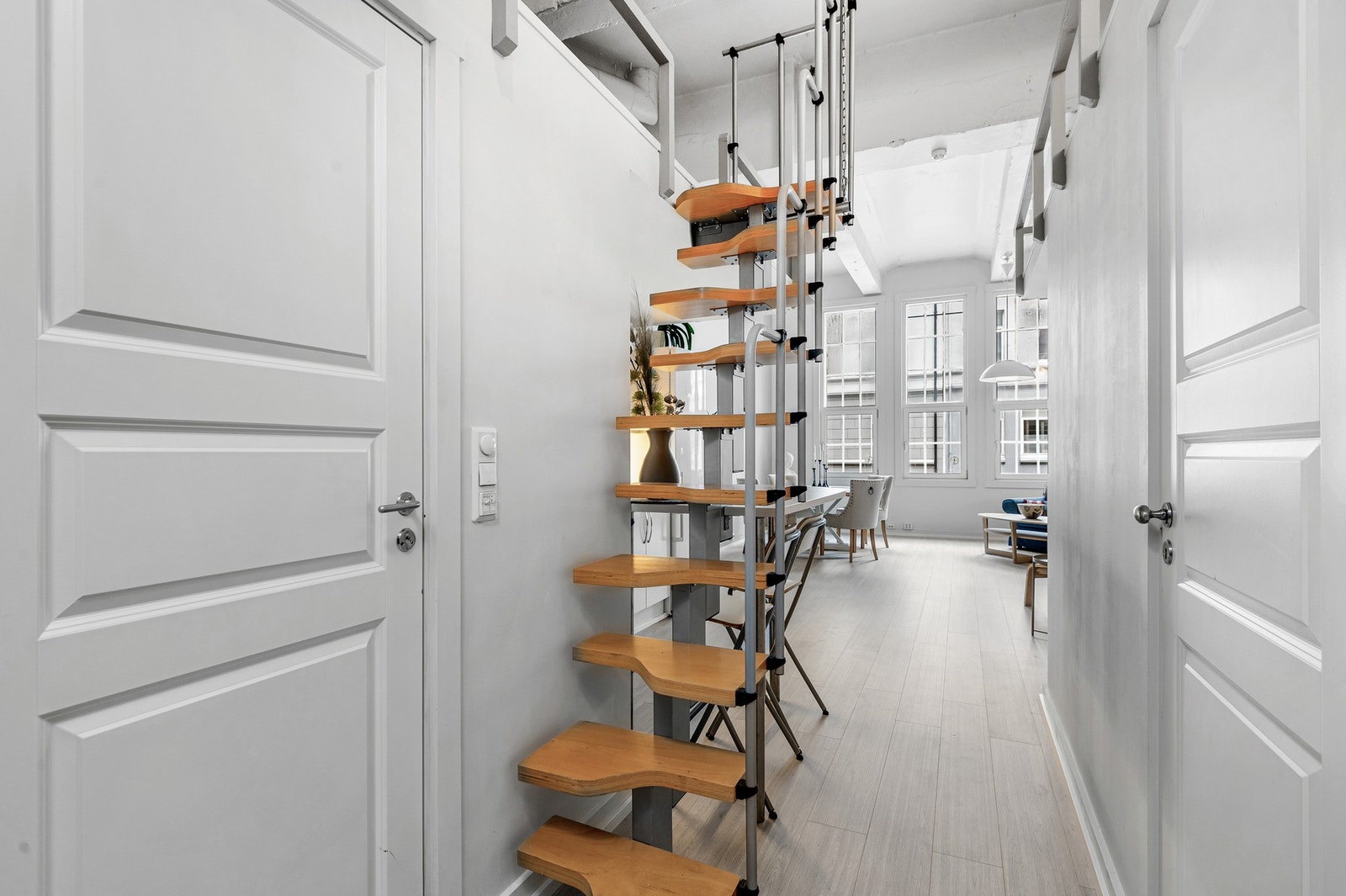 Fra gangen har du trapp til praktisk hems med gulvareal på ca. 18kvm Galleribilde