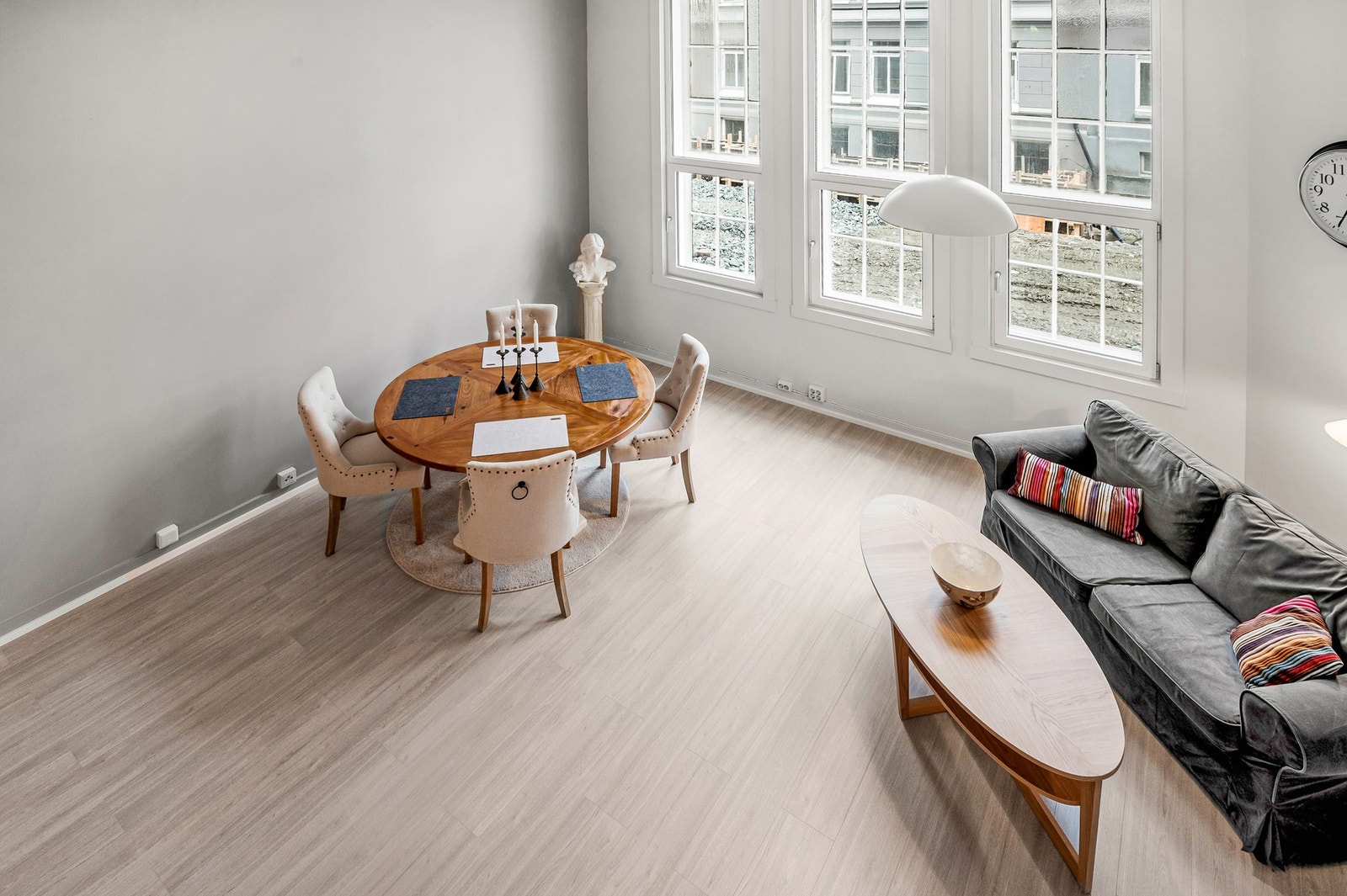 Leiligheten har særpreg og fremstår med et moderne uttrykk. Her bor du meget sentralt, men samtidig skjermet Galleribilde