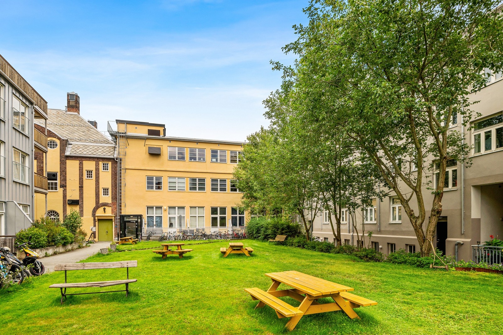 På baksiden har du en fin opparbeidet bakgård med flere oppholdsplasser Galleribilde