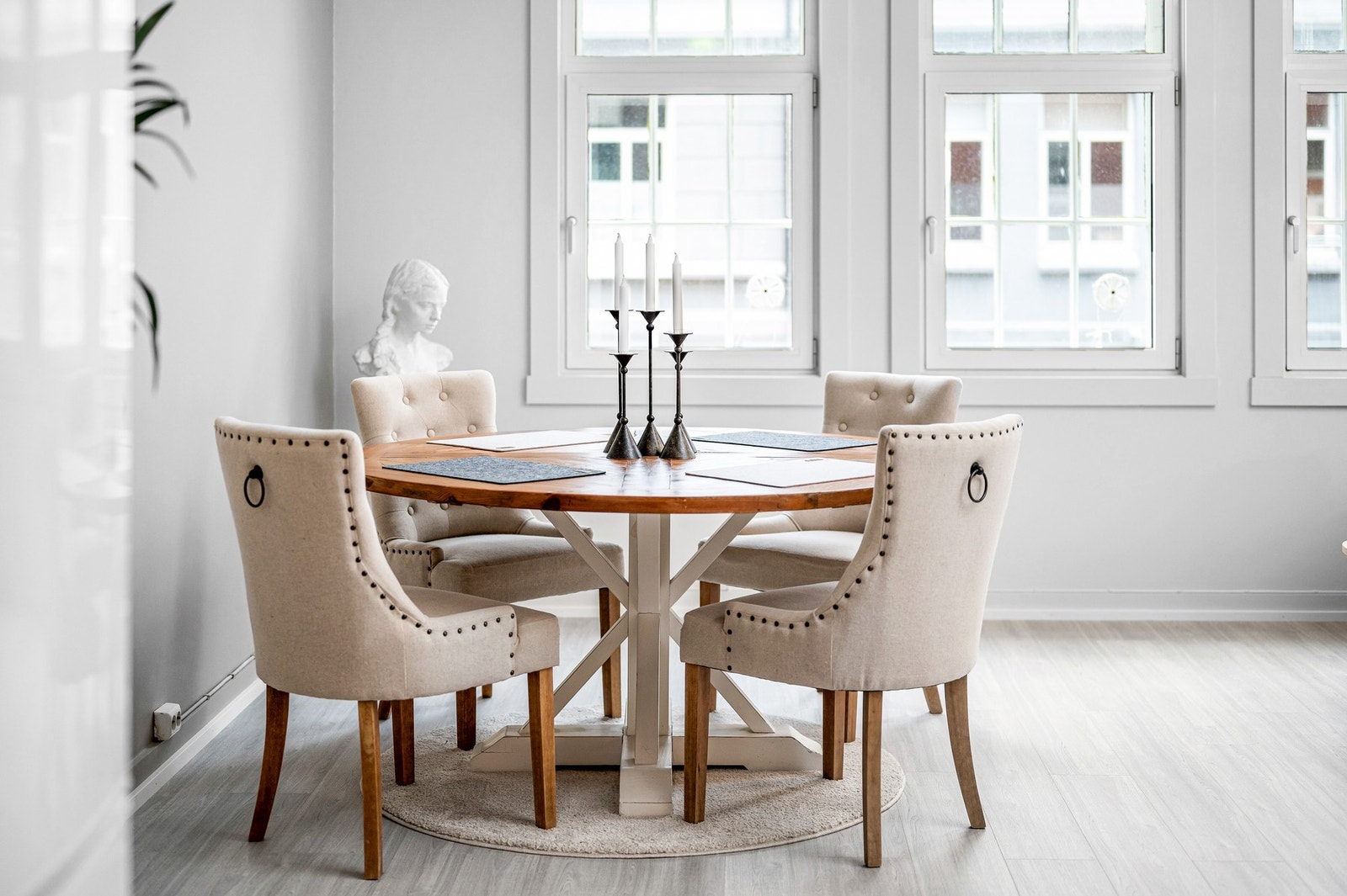 Mellom stuen og kjøkkenet har du god plass til spisebord Galleribilde