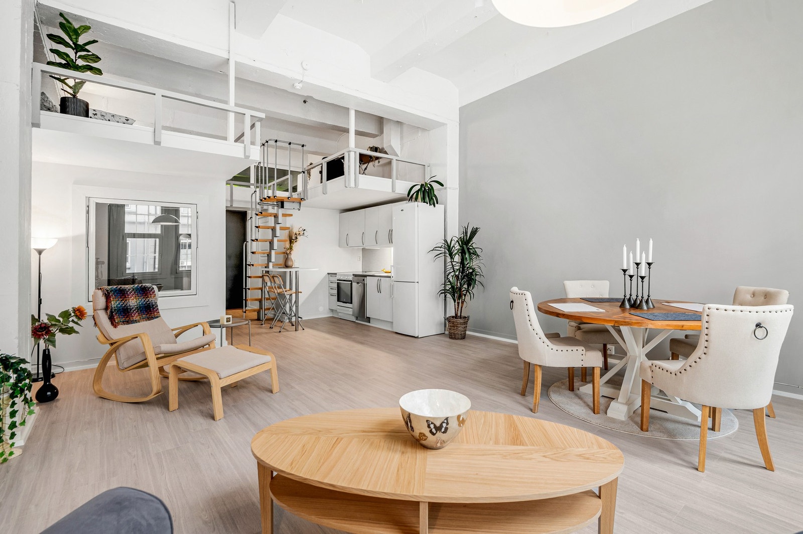 Stuen nyter godt av mye lysinnslipp fra vinduene Galleribilde