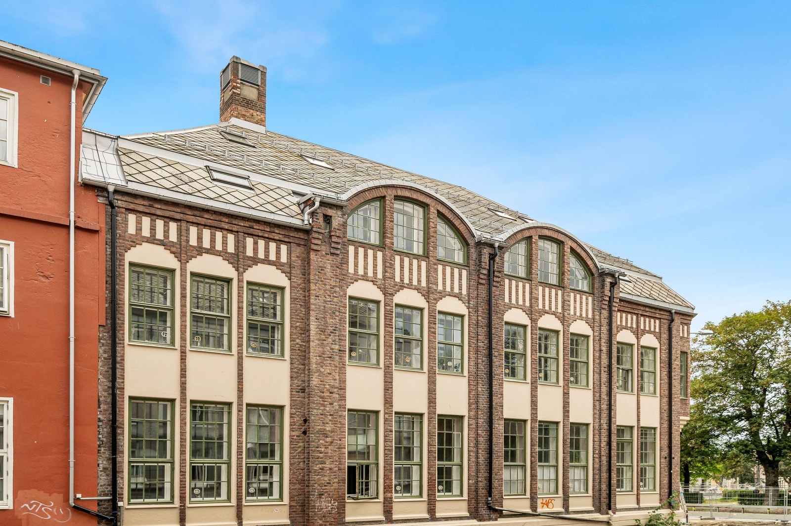 Huset er bygd i ca. 1900 som hermetikkfabrikken Trondhjems Preservering Company og er tegnet av Johan Osnes, en kjent jugentarkitekt. Dette er en urban byleilighet med en flott beliggenhet like ved Solsiden. Galleribilde