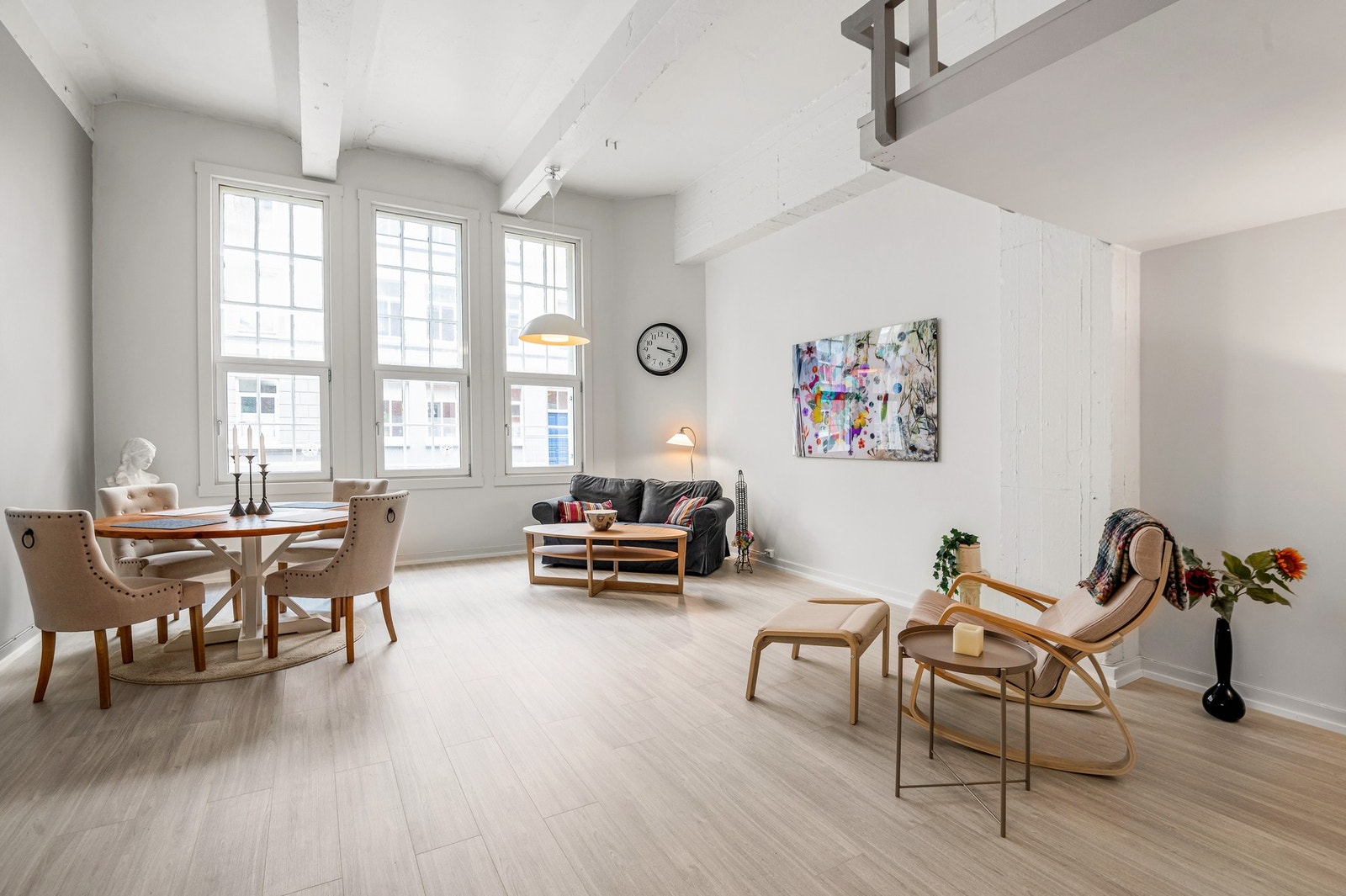 Lys og romslig stue med ekstremt god takhøyde Galleribilde