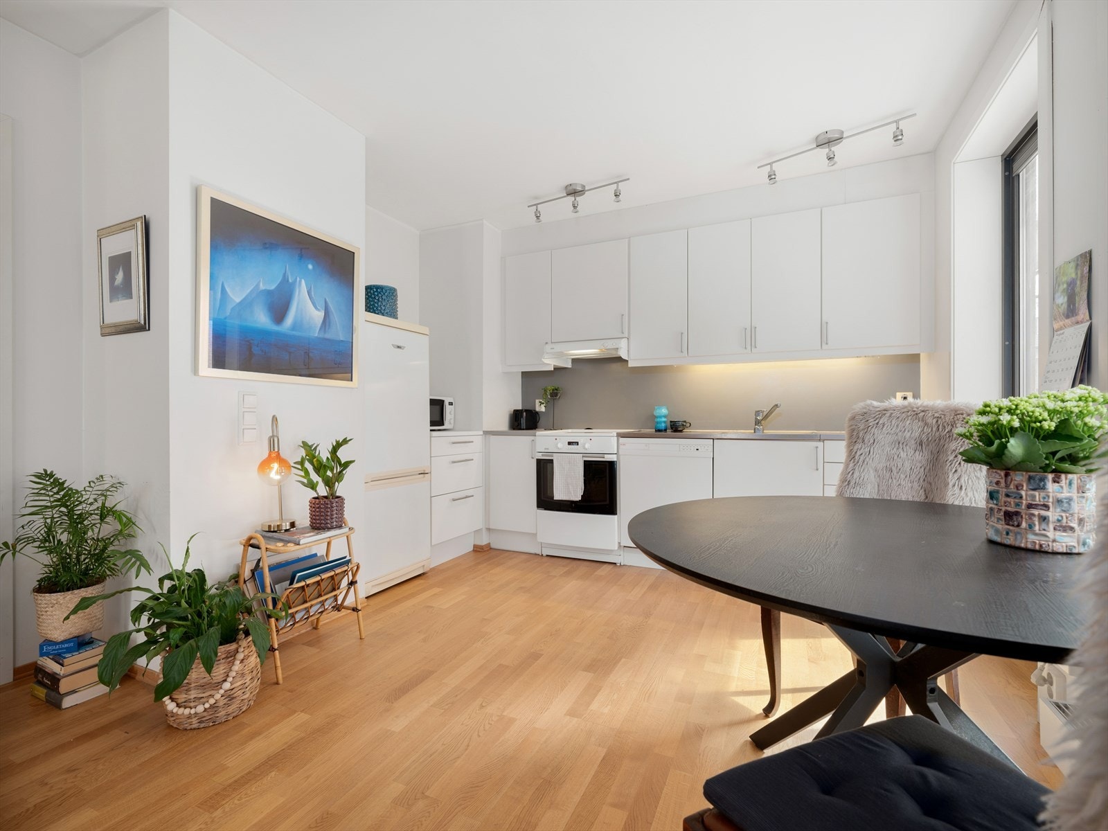 Med plass til et spisebord, som skaper en hyggelig spiseplass for måltider og samvær. Galleribilde