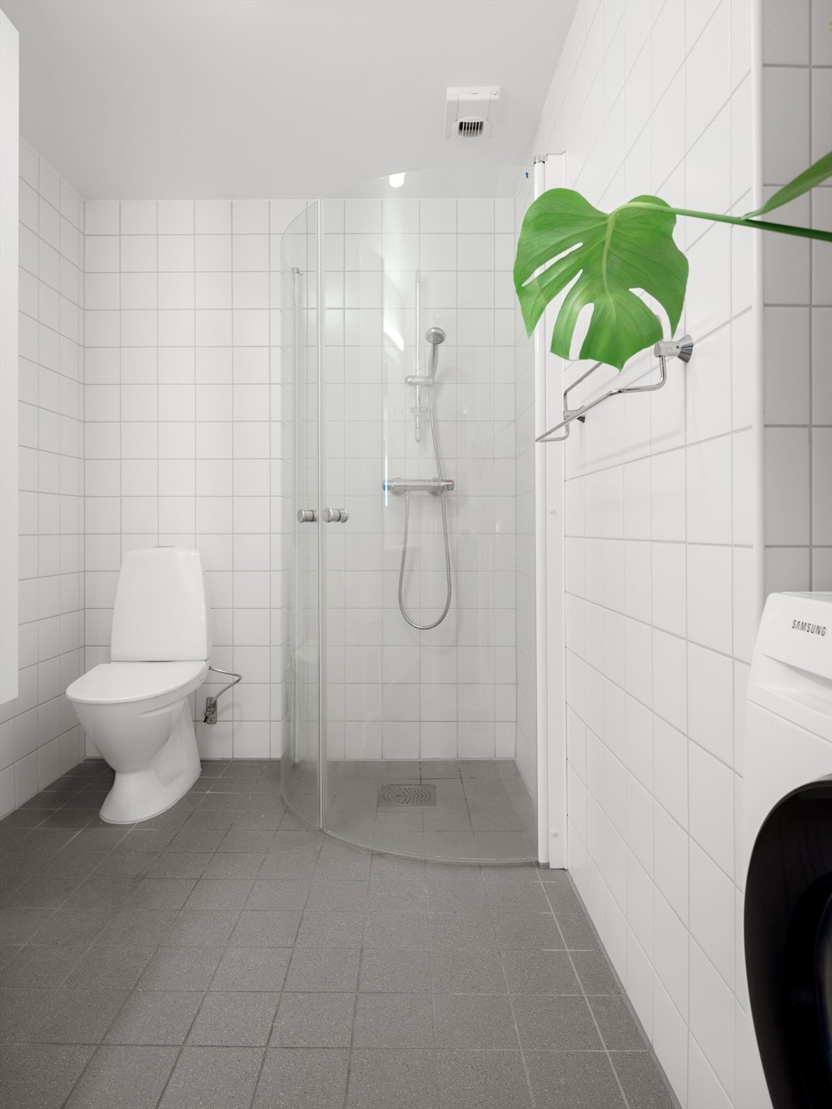 Badet har varmekabler og opplegg for vaskemaskin. Galleribilde