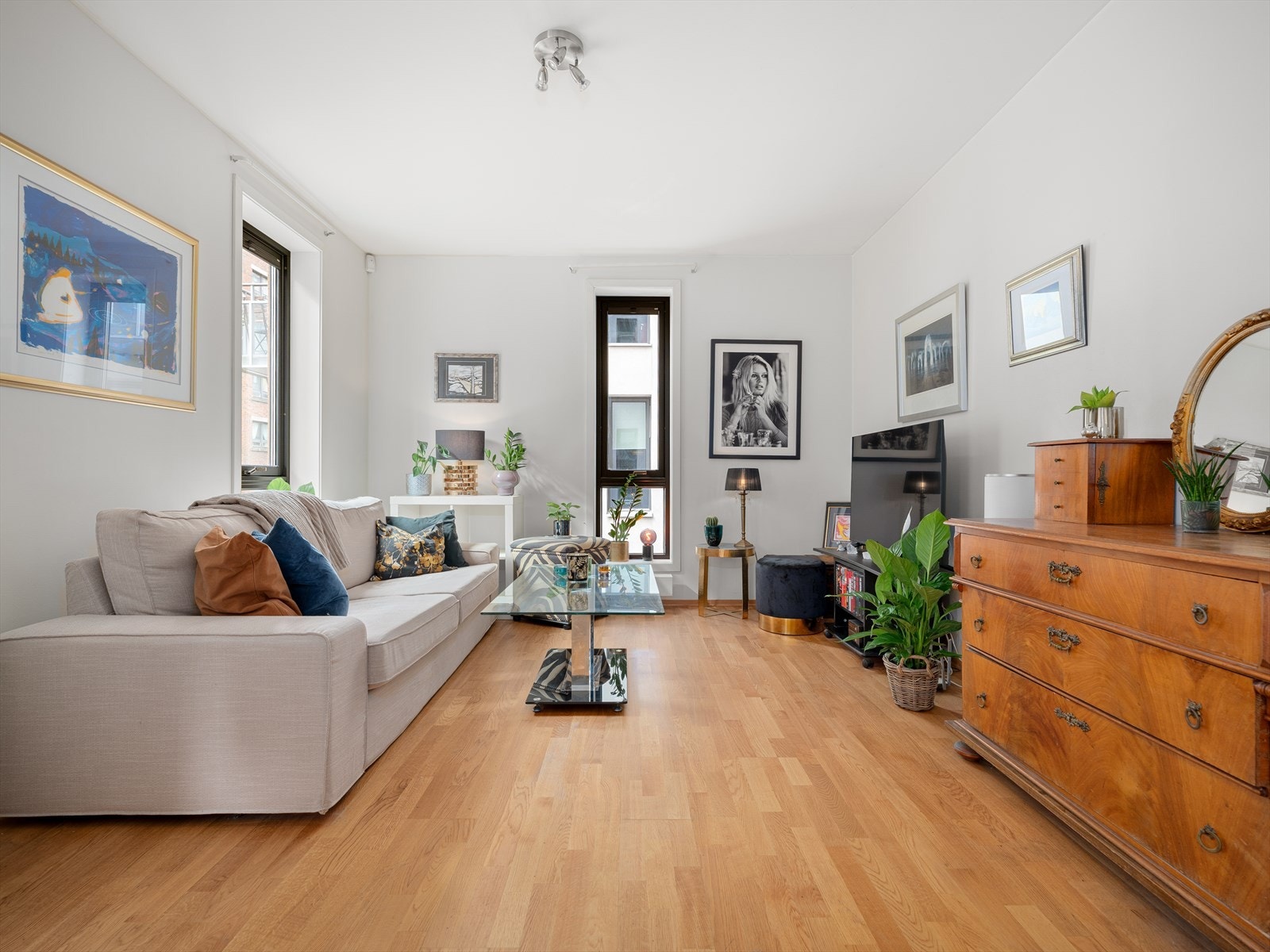 Velkommen til denne koselige leiligheten midt i hjertet av Oslo sentrum med nærhet til alt byen har å tilby! Galleribilde