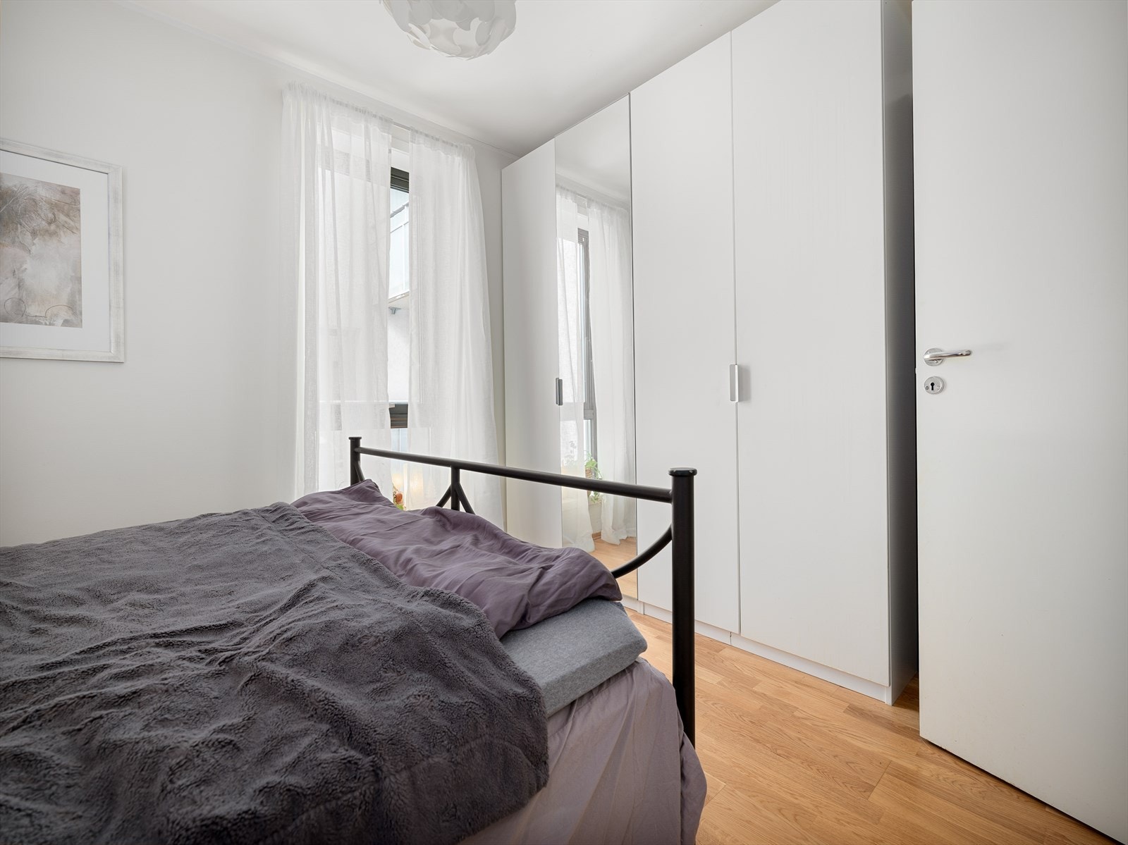 Leiligheten har også tilgang til en egen bod i kjelleretasjen, som gir ekstra oppbevaringsplass etter behov. Galleribilde