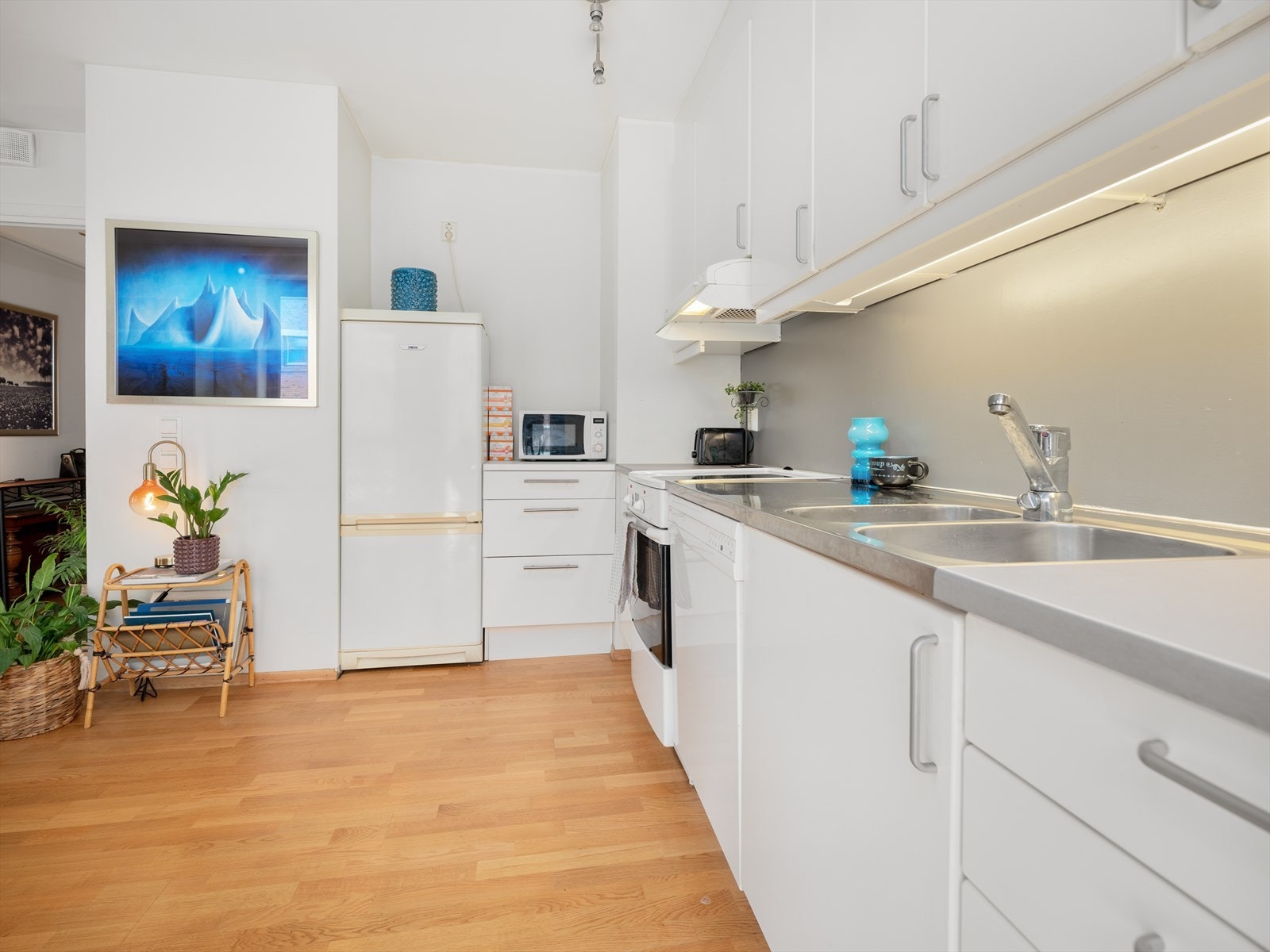 Kjøkkenet er hvitt og enkelt med muligheter for oppgradering for den som ønsker å sette sitt eget preg. Galleribilde