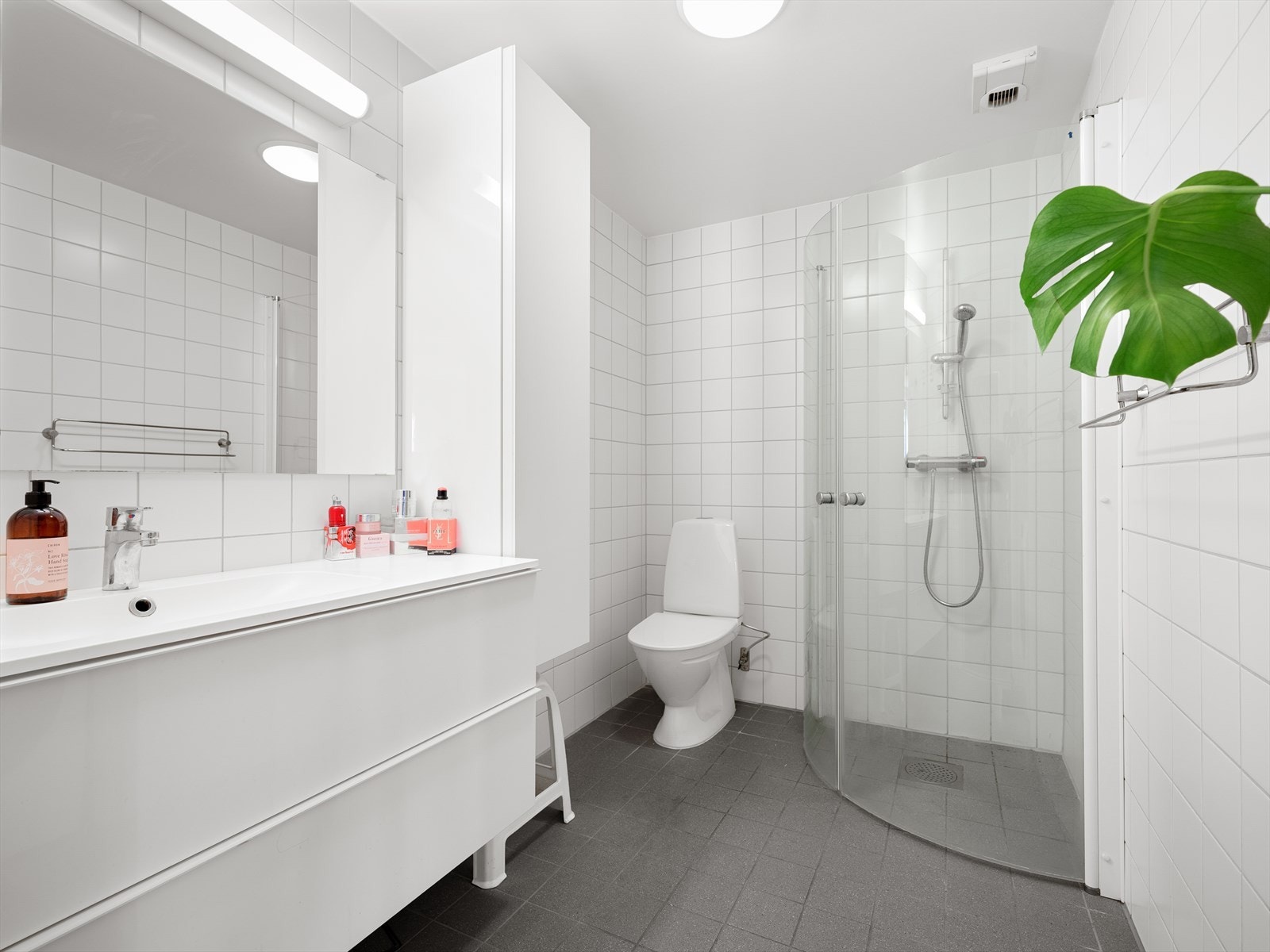 Badet er velutstyrt med god oppbevaringsplass. Galleribilde