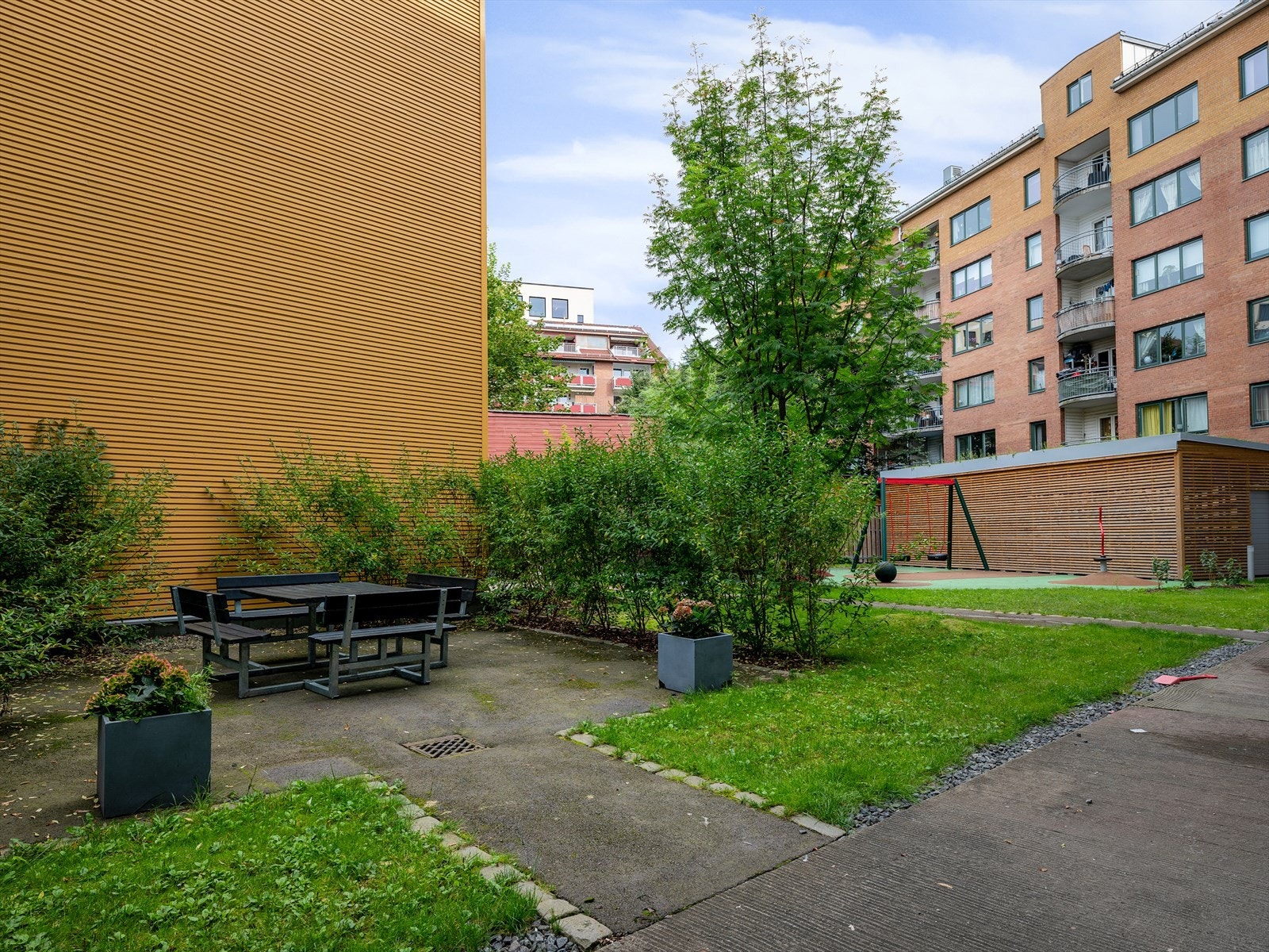 Pent uteareal i borettslaget, som er både barnevennlig og ideelt for hyggelige sammenkomster. Galleribilde