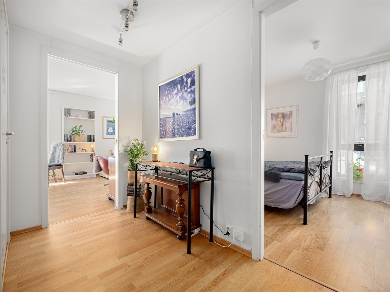 Entréen er innbydende med god plass og en lys atmosfære som setter tonen for resten av boligen. Galleribilde