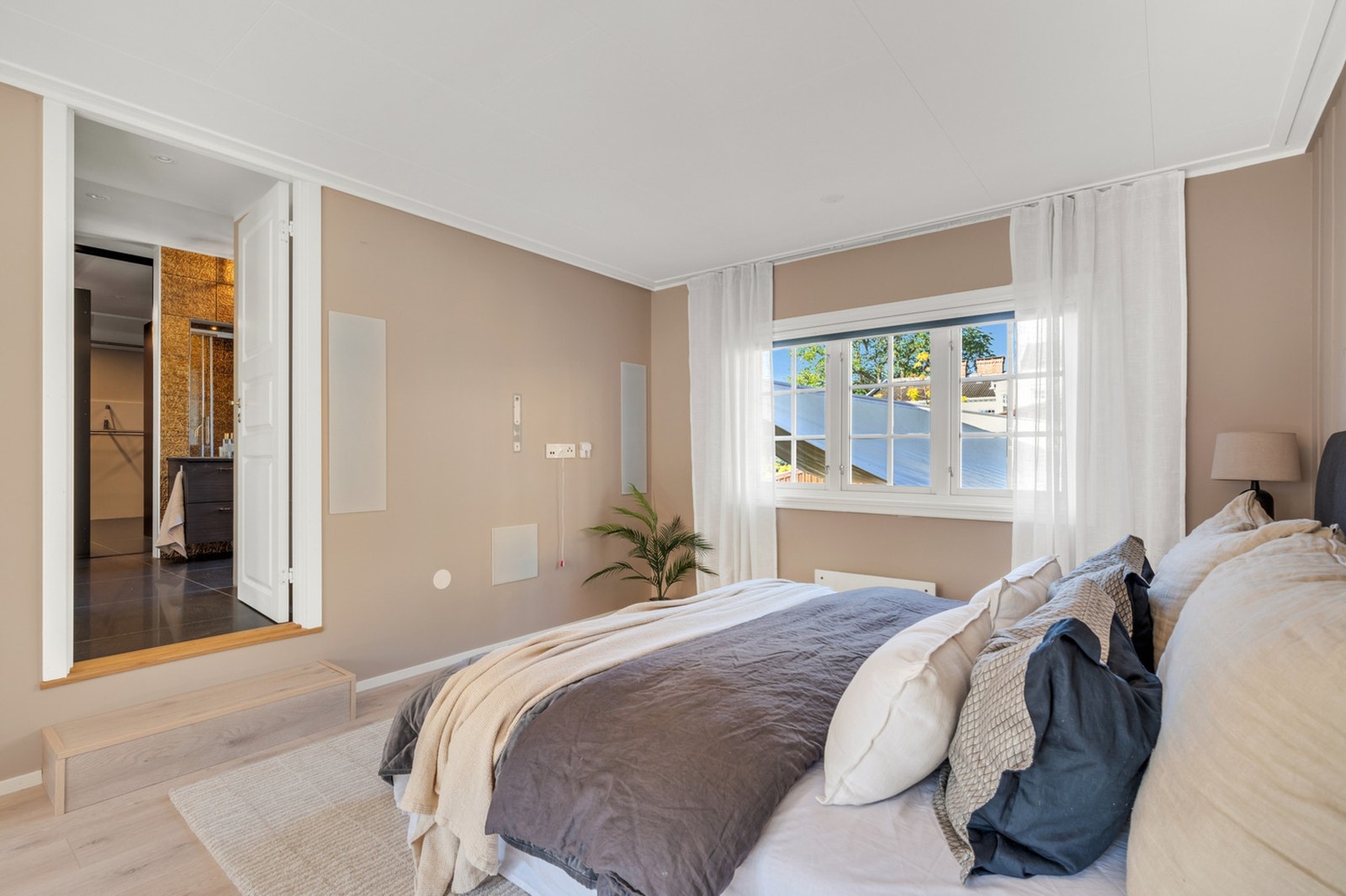 Hovedsoverommet er på 24,3 kvadratmeter. Galleribilde