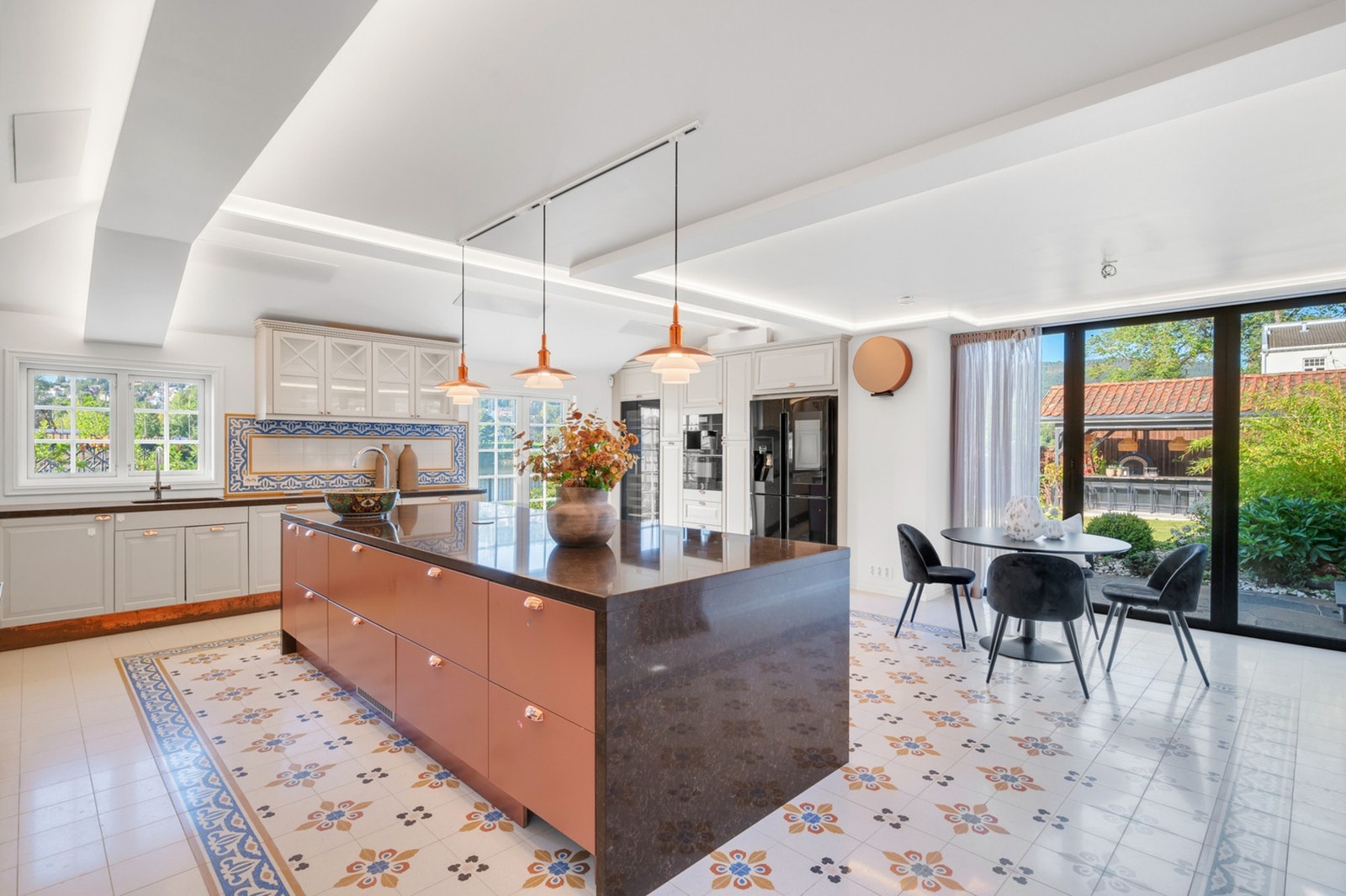 Fantastisk kjøkken i stilrene detaljer og materialvalg. Galleribilde