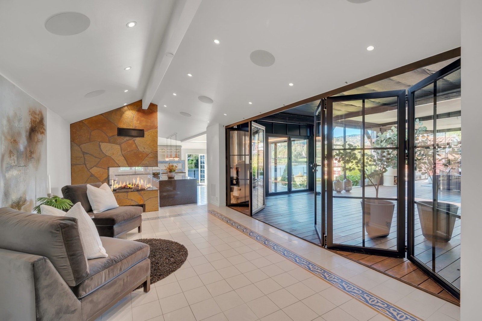 Ekstra stue som man har tilgang til fra både stue, terrasse og kjøkken. Galleribilde