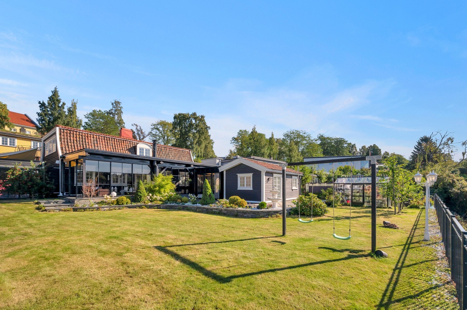 Stor hage som man kan nyte varme sommerdager i. Galleribilde