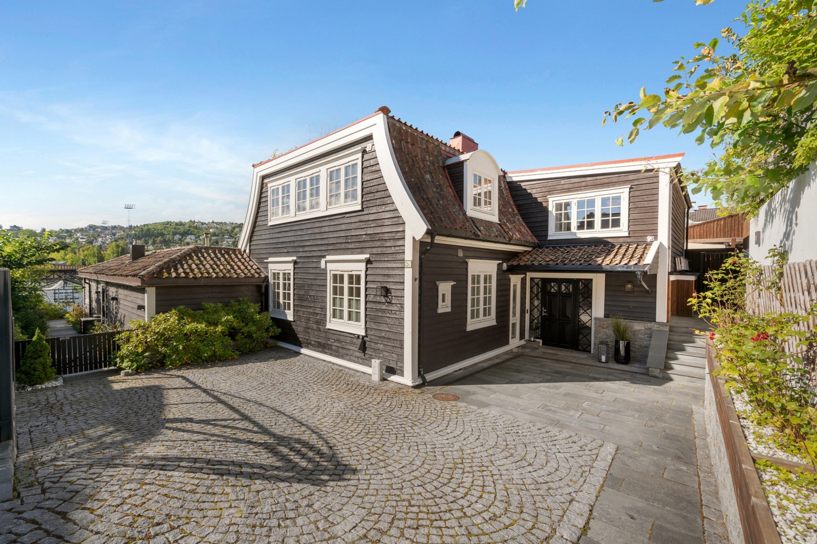 Eiendommen har flere biloppstillingsplasser på tomten. Nedkjøringen til huset har varmekabler. Galleribilde