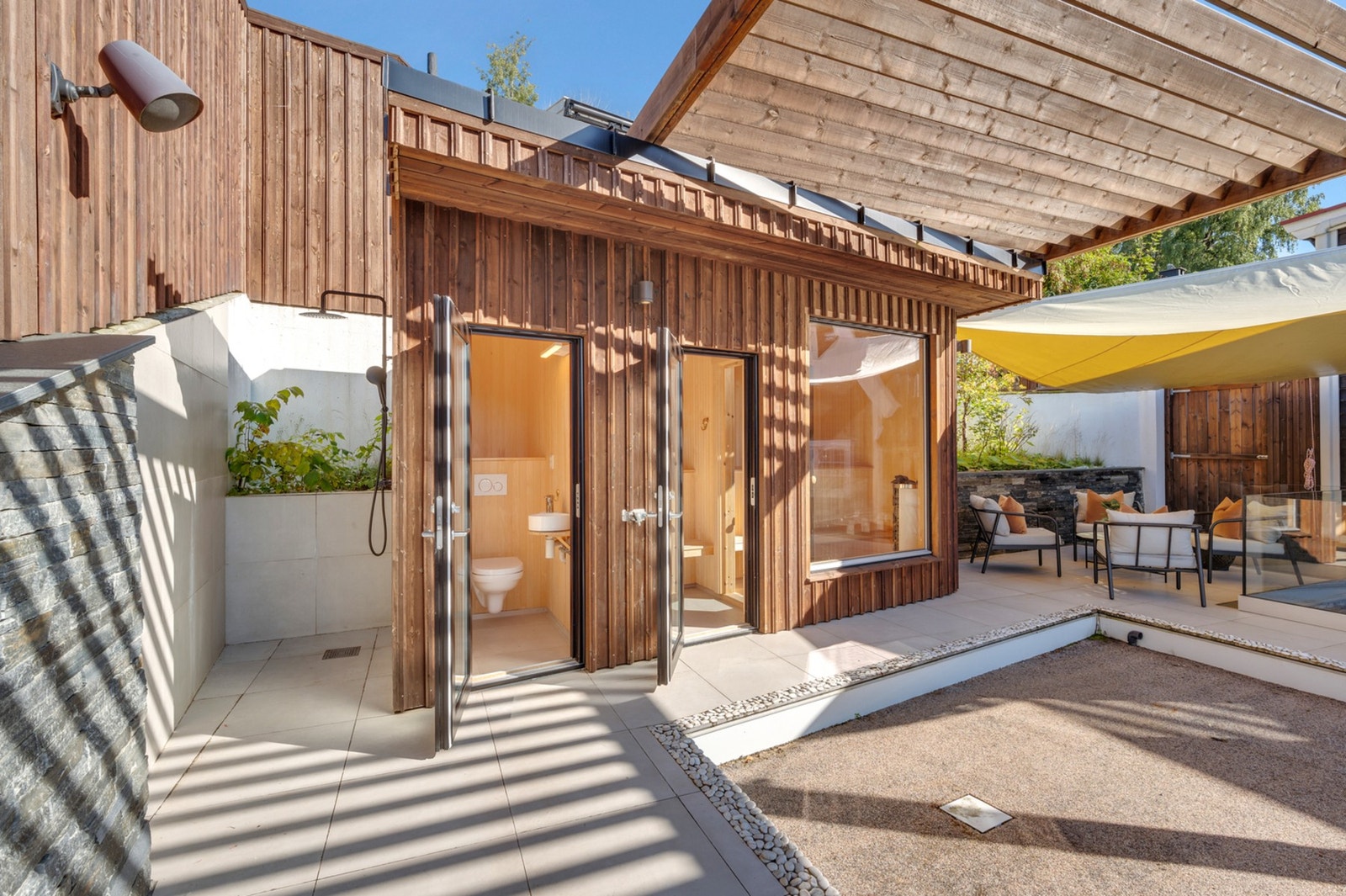 Ved vannspeilet finner man utedusj, toalettrom og badstue. Galleribilde