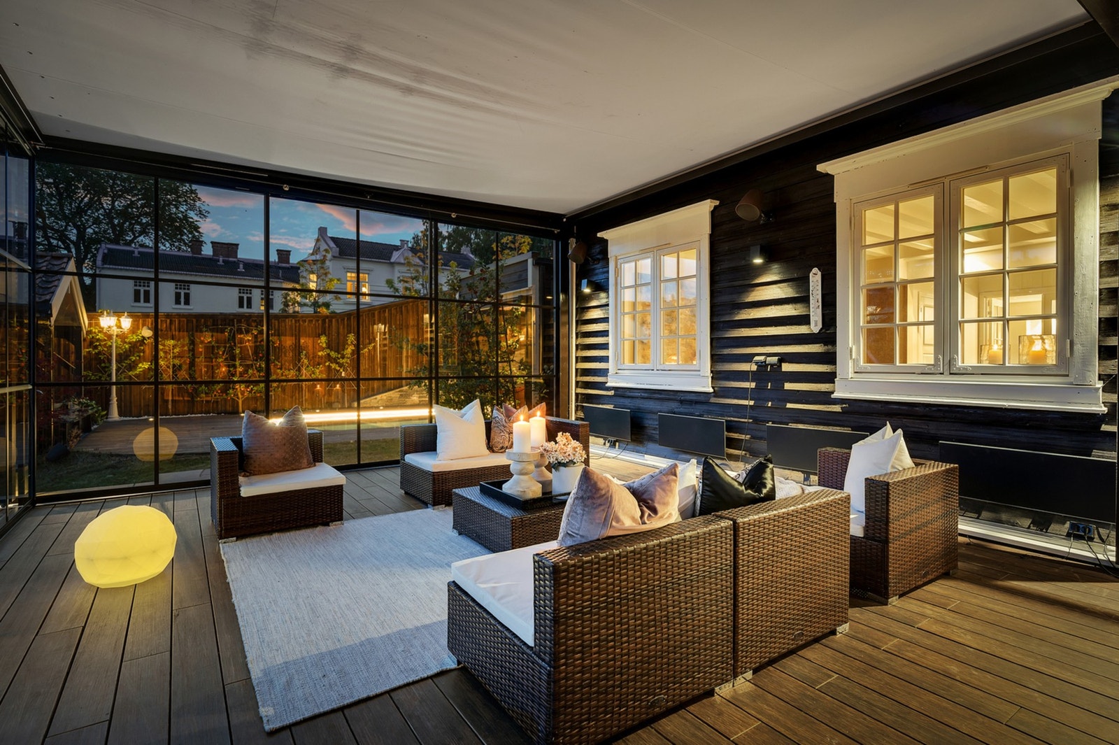 Fra stuen har man direkte utgang til stor innglasset terrasse på 60 kvadratmeter. Galleribilde