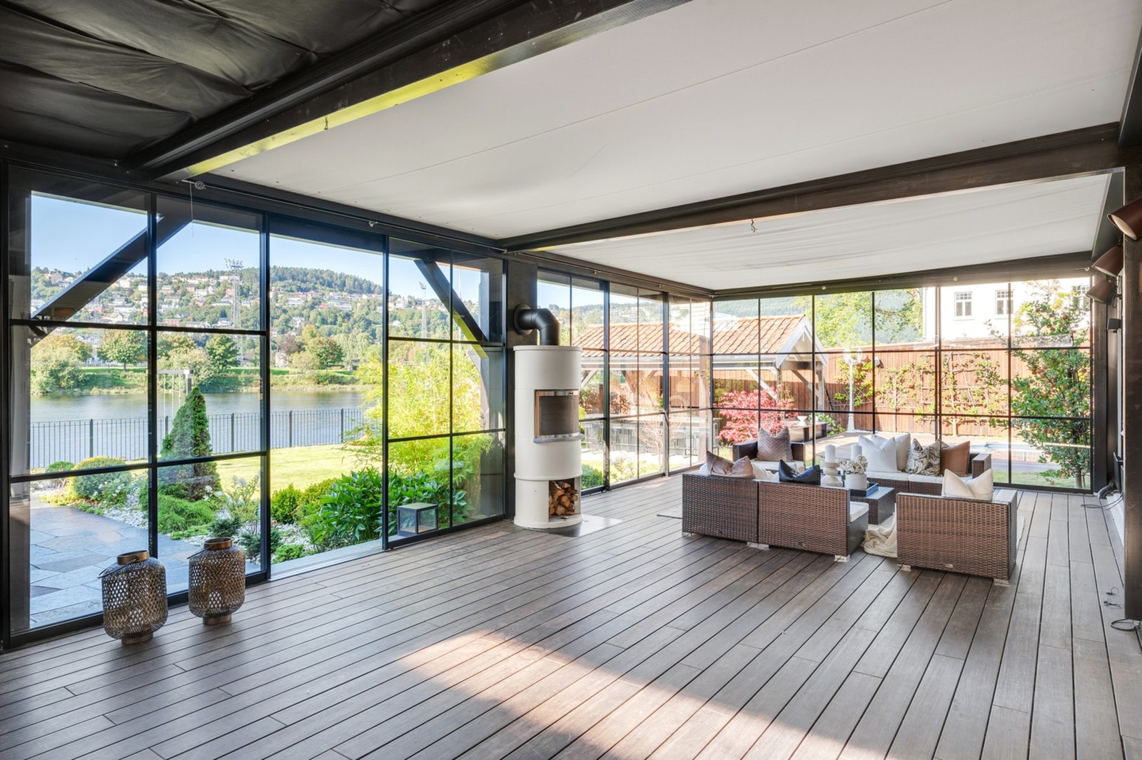 Stor innglasset terrasse på 60 kvadratmeter. Vedfyring og varmeovner gjør at rommet kan benyttes store deler av året. Galleribilde