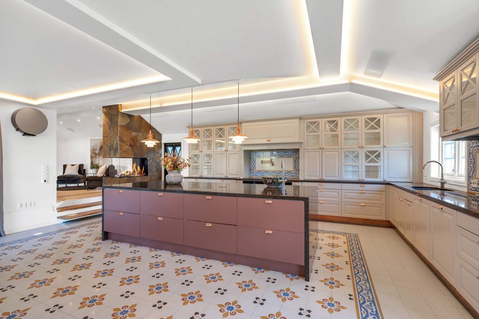 Kjøkkenet fra 2020 har svært god skap- og benkeplass. Galleribilde