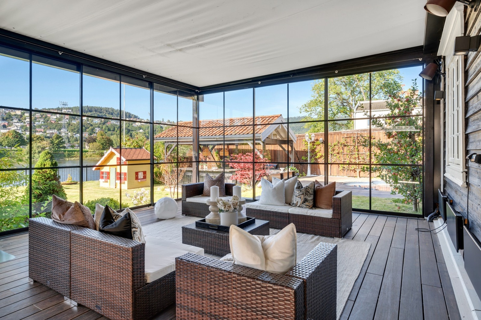 God plass til å skape en hyggelig sosial sone. Skyvedørene kan åpnes som gir en direkte utgang til hageområdet. Galleribilde