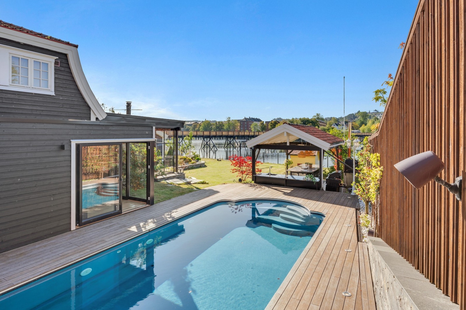 Stort og oppvarmet basseng med stilig belysning som skrur seg på om kvelden. Galleribilde