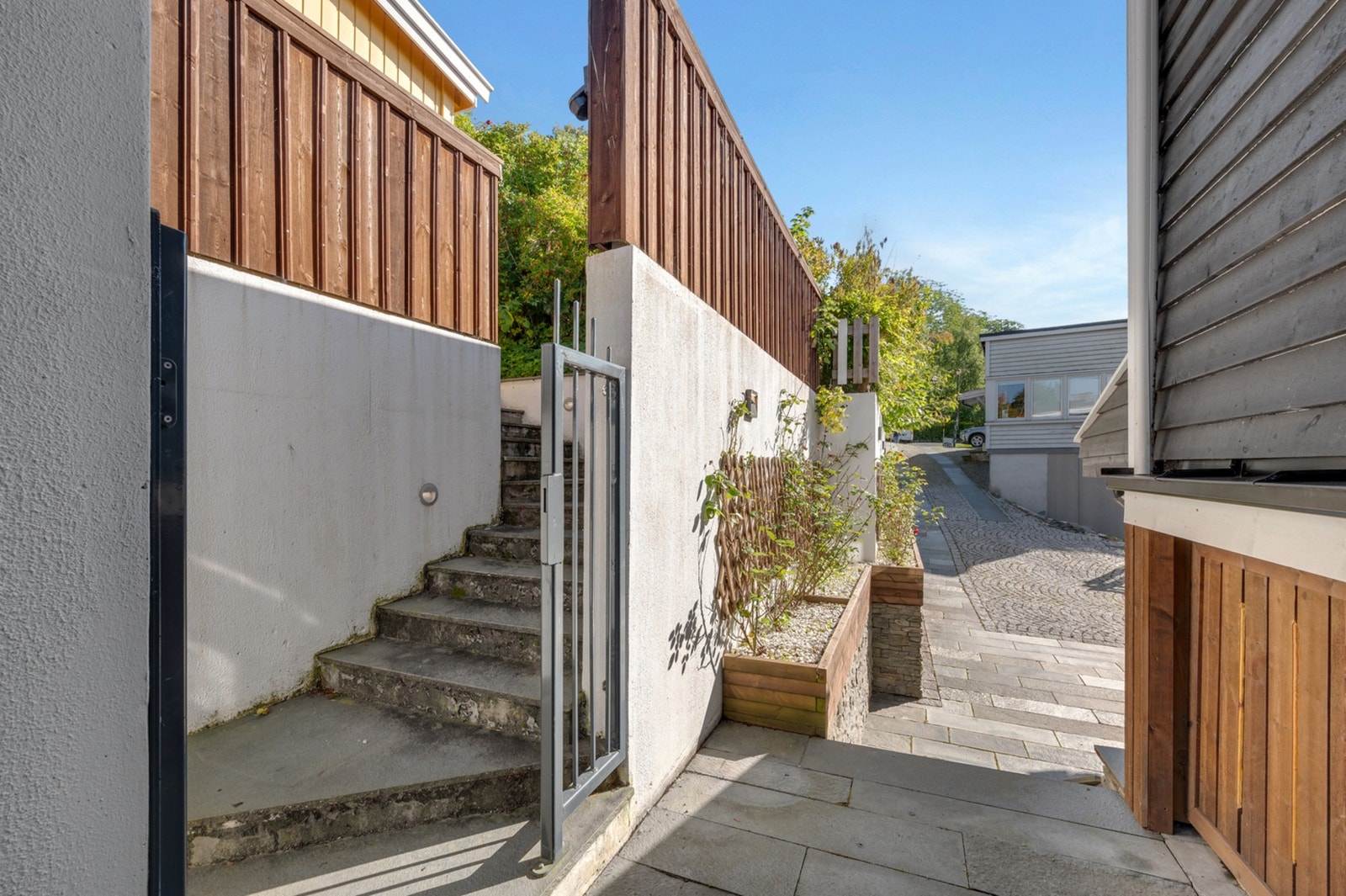 Fra eiendommen har man egen adgang opp til flere biloppstillingsplasser. Galleribilde