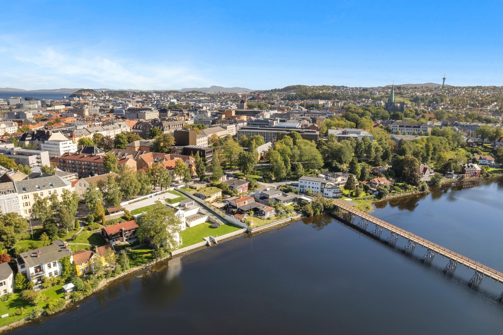 Området er tett befolket med eldre villaer og eneboliger. St. Olavs hospital ligger like ved, det samme gjør flere bygninger tilknyttet NTNU. Galleribilde