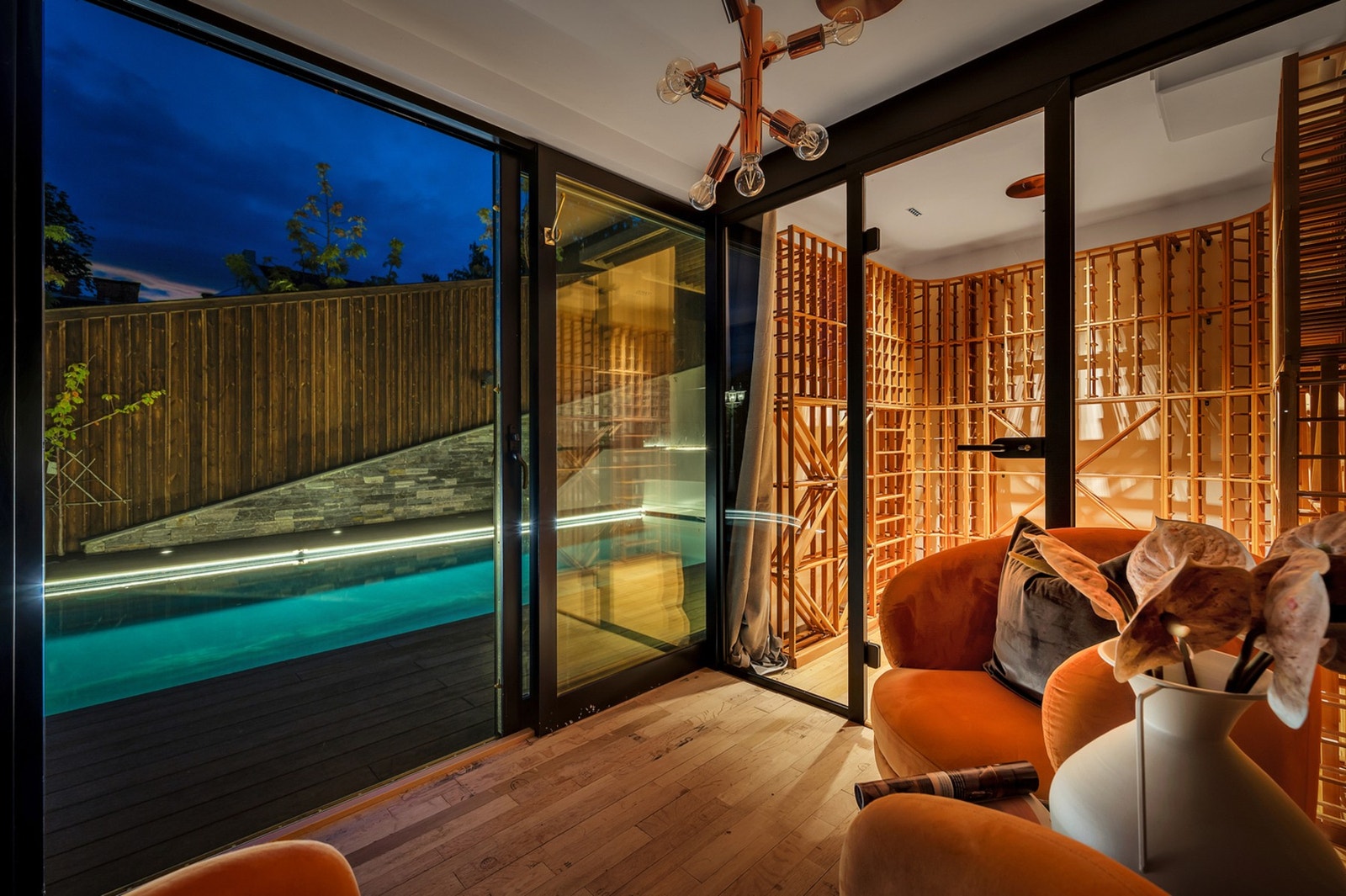 Uteområdet består av flere terrasser, vinrom, utekjøkken, basseng, vannspeil, badstue og utedusj. Galleribilde