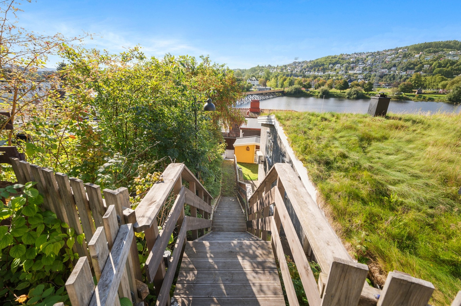 Adgang opp til parkeringsplass. Galleribilde