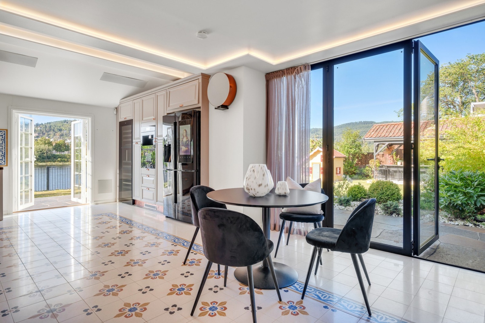 Fra kjøkkenet har man direkte utgang til herlig hageområde. Galleribilde