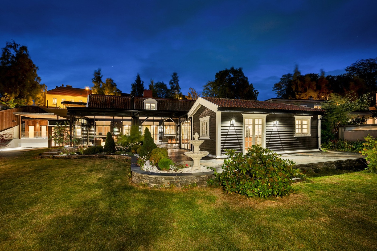 Eiendommen består av en spektakulær enebolig på 375 kvm med nydelig hageområde med Nidelva som nærmeste nabo. Galleribilde