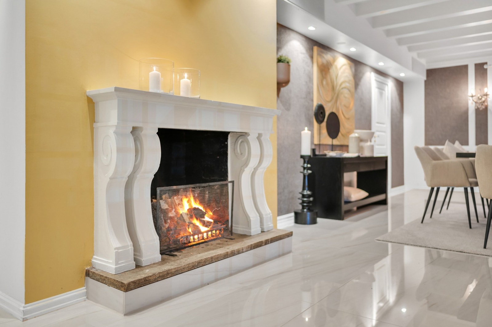 Man har vedfyring både på stue og på den innglassete terrassen. Galleribilde