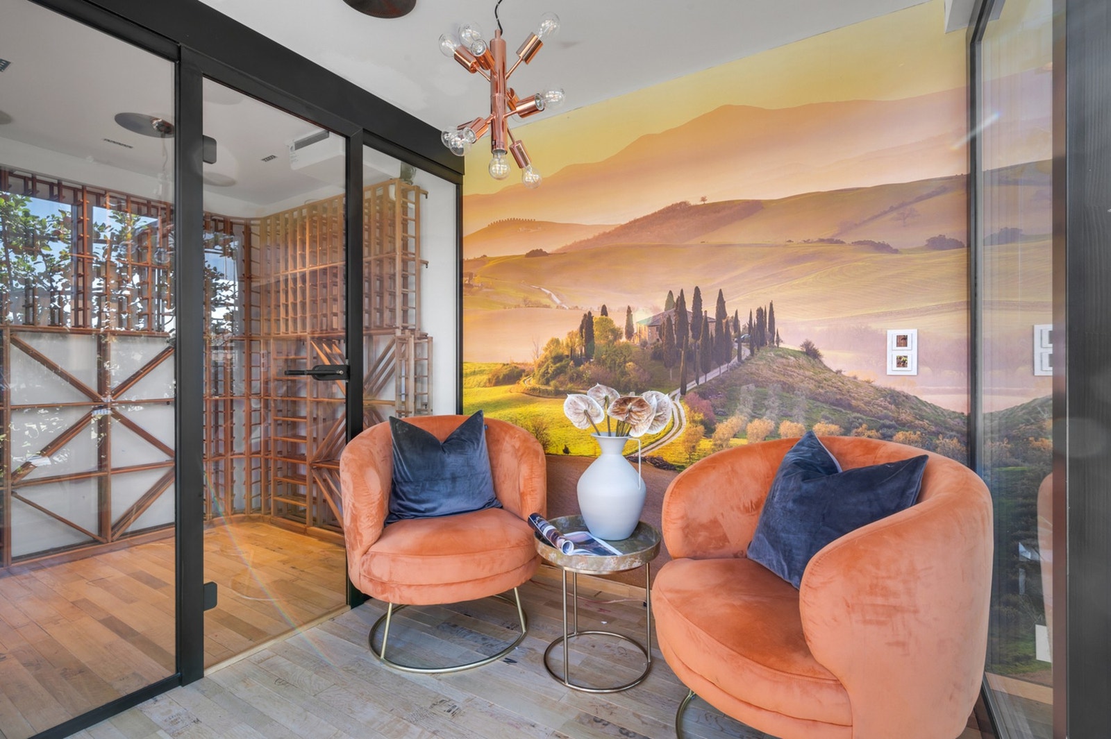 Ved bassengområdet har man tilgang til eget vinrom. Galleribilde