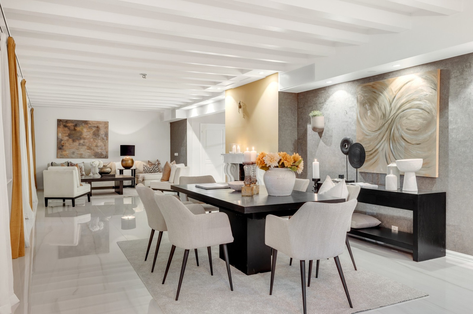 Stuen har god plass til stor sofagruppe og spisebord. Galleribilde