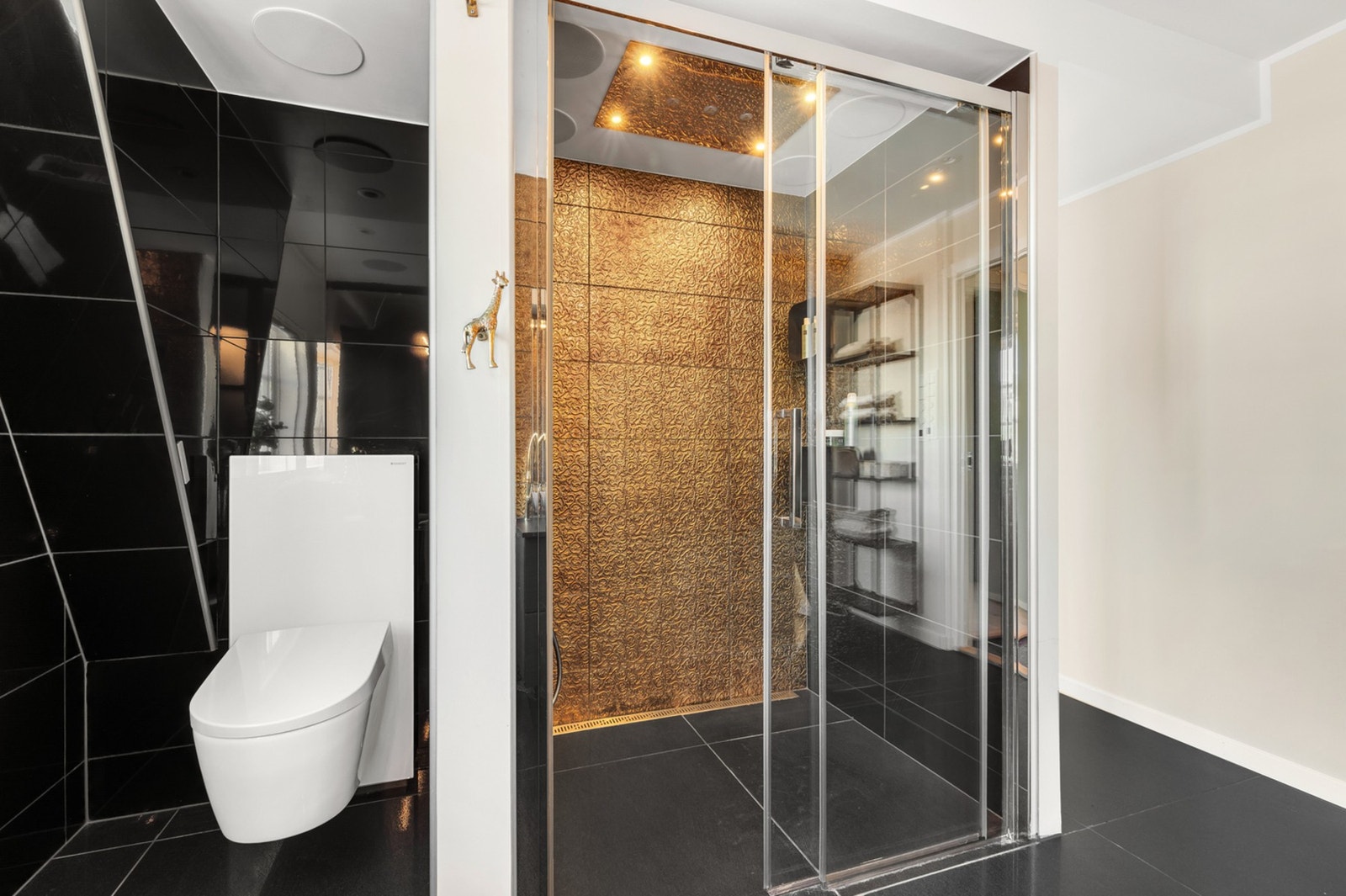 Begge baderommene i 2.etasje har både dusjsone og badekar. Galleribilde