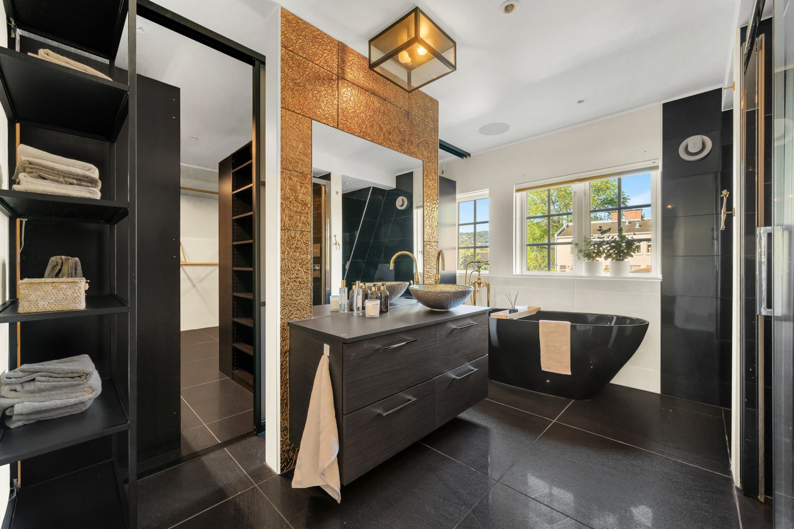 Lekkert baderom ved hovedsoverommet med tilgang til stort omkledningsrom på 11,7 kvm. Galleribilde