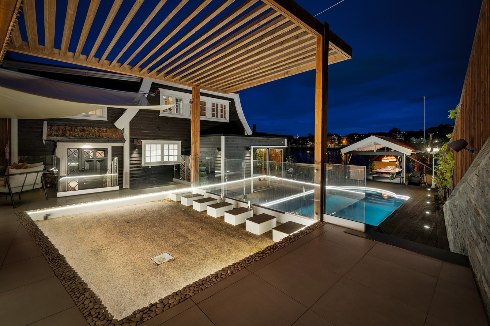 Gjennomført og flott planlagt utebelysning som gir eiendommen et stilrent uttrykk. Galleribilde