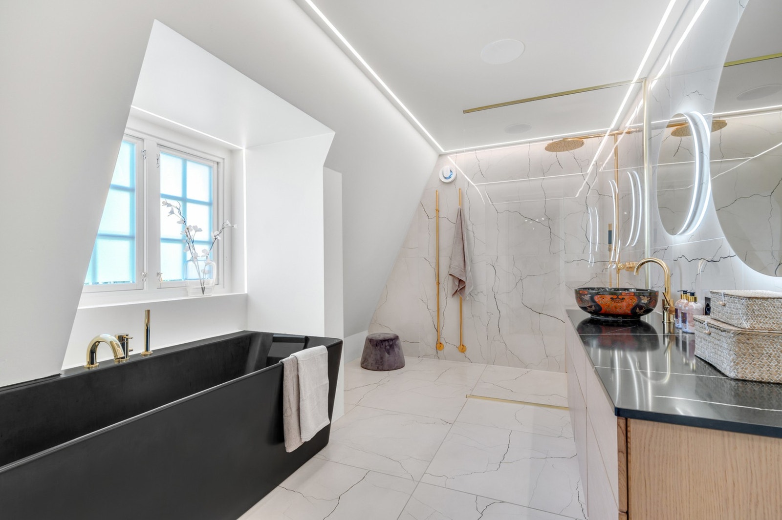 Stilig og moderne baderom i 2.etasje med både stor dusjsone og badekar. Galleribilde