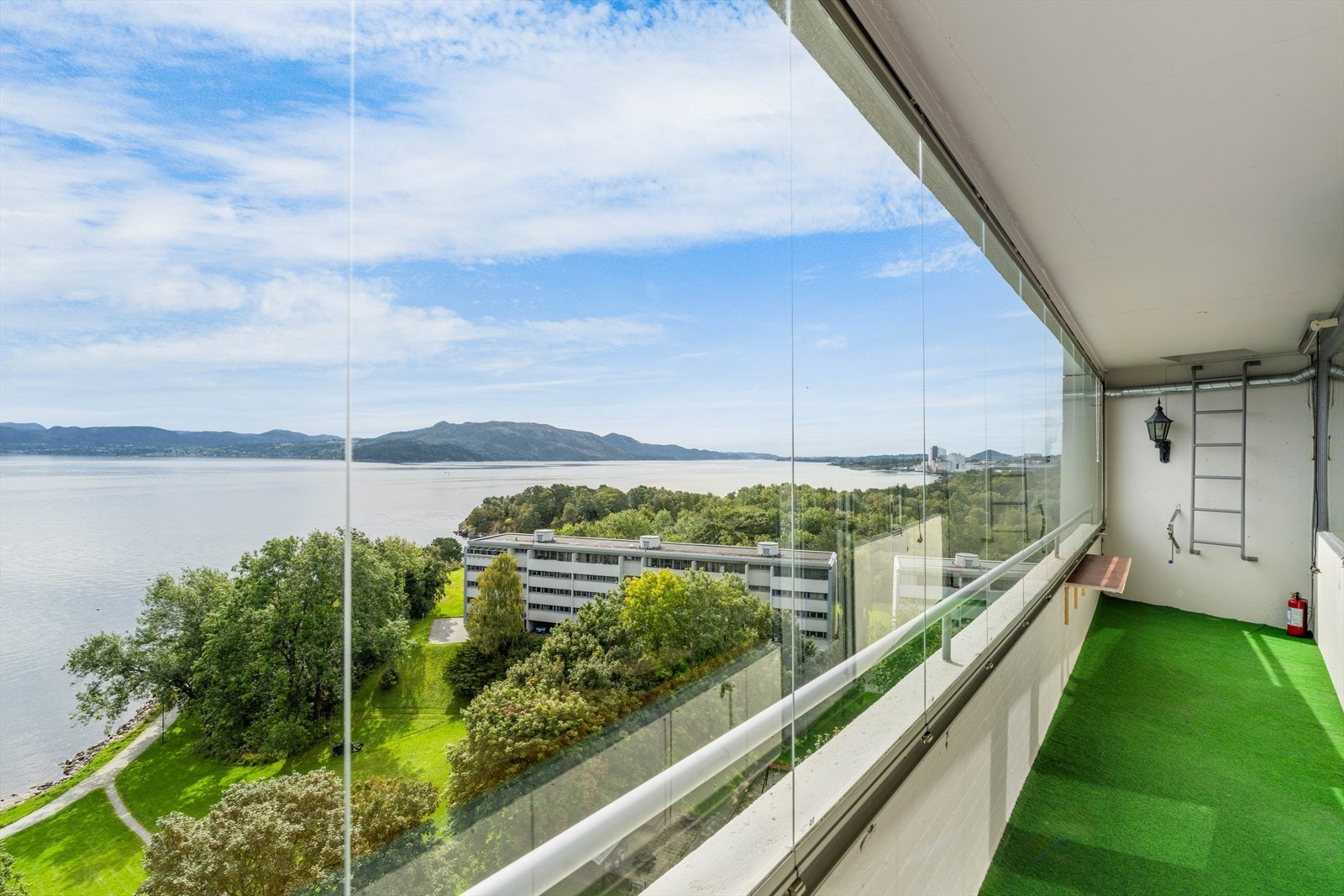 Formidabel utsikt. mot Gandsfjorden. Galleribilde