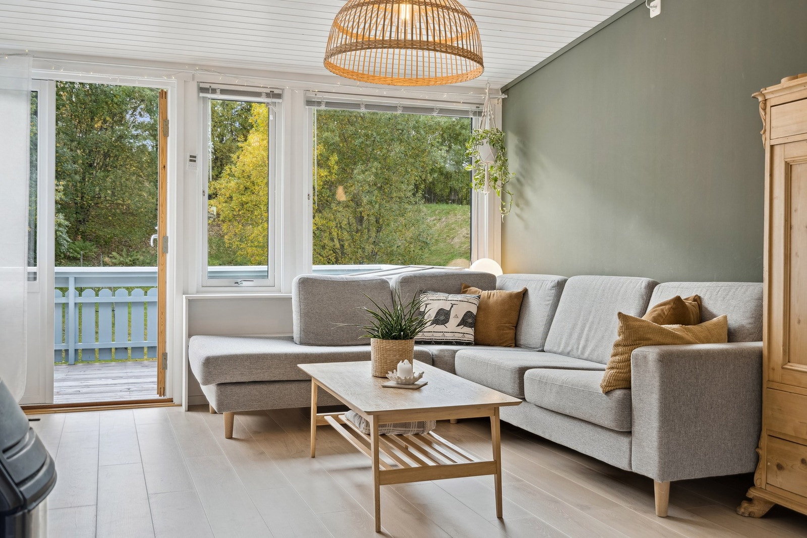 Store vindusflater gir godt med naturlig lysinnslipp. Galleribilde