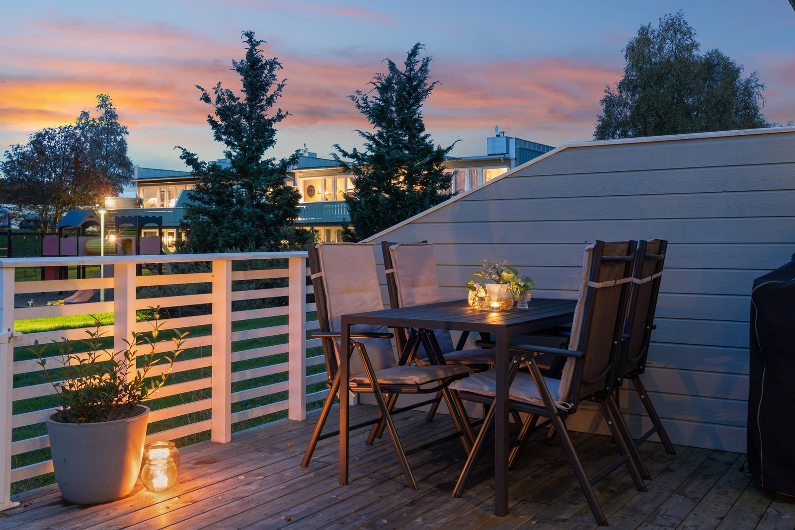 Rekkehuset har flotte uteområder på begge sider av boligen. Galleribilde