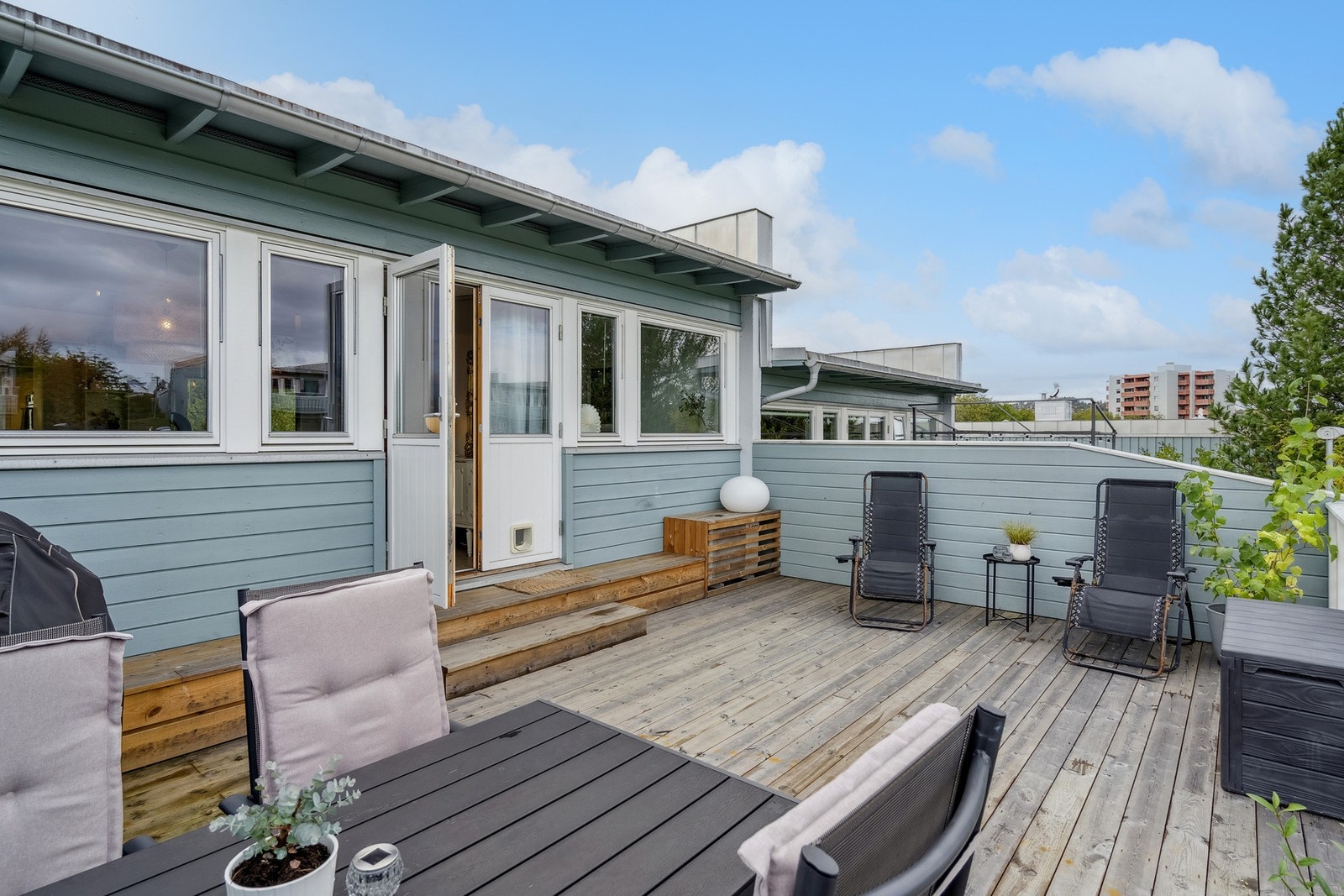 Med utgang fra stuen har man tilgang til en stor terrasse på 24 kvadratmeter. Galleribilde