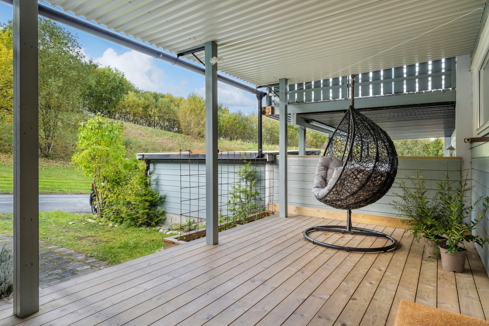 Uteplassen ved inngangspartiet er lunt med overbygd terrasse. Galleribilde