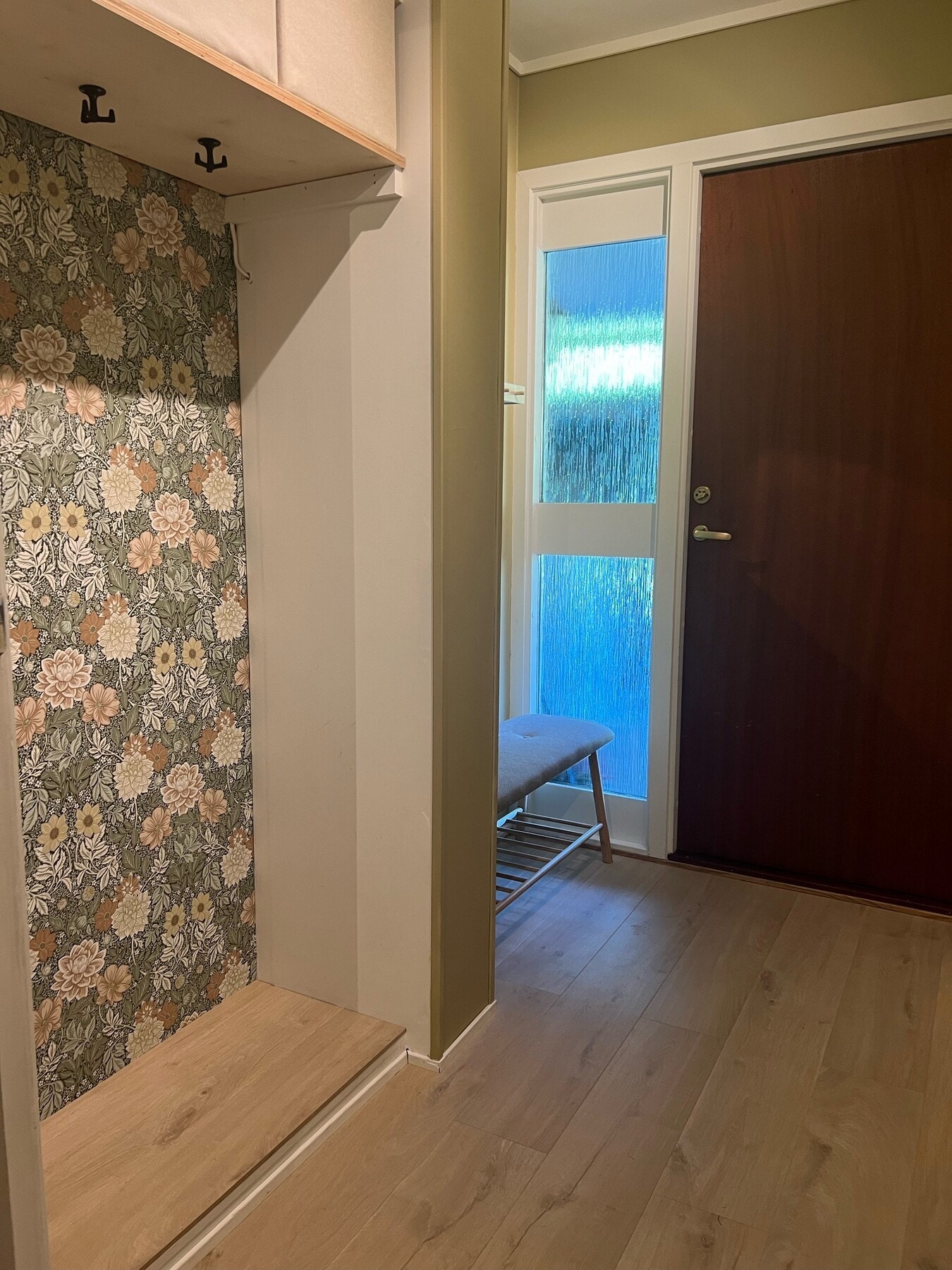 Inngangsparti med plass til oppbevaring av sko og yttertøy. Galleribilde