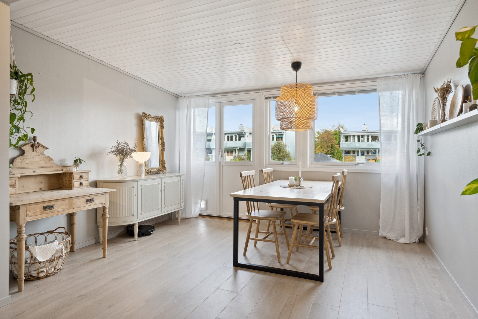 Fin fremstilling med moderne og tidsriktige farger og materialer. Galleribilde