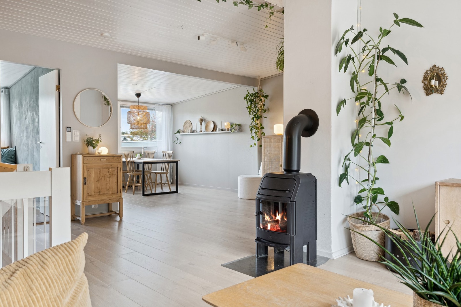 Vedovnen bidrar til en hyggelig atmosfære i stua. Boligen har også varmepumpe. Galleribilde