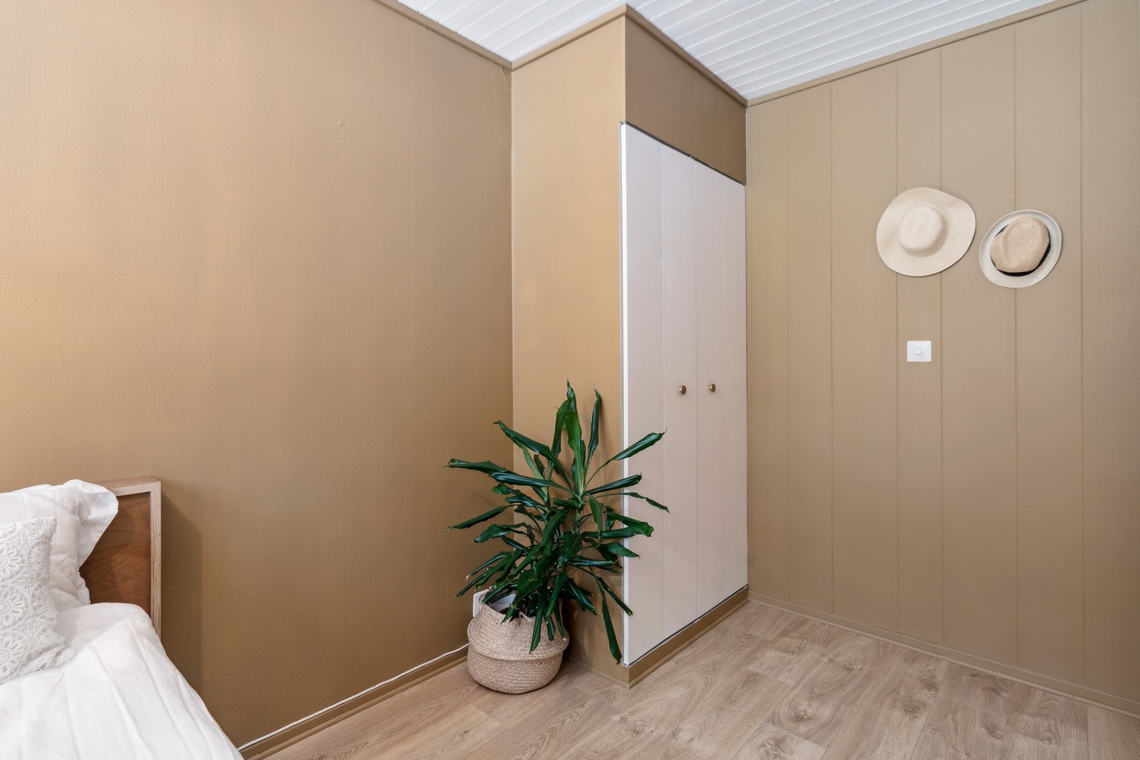 På soverommet er det innebygd garderobeløsning. Galleribilde