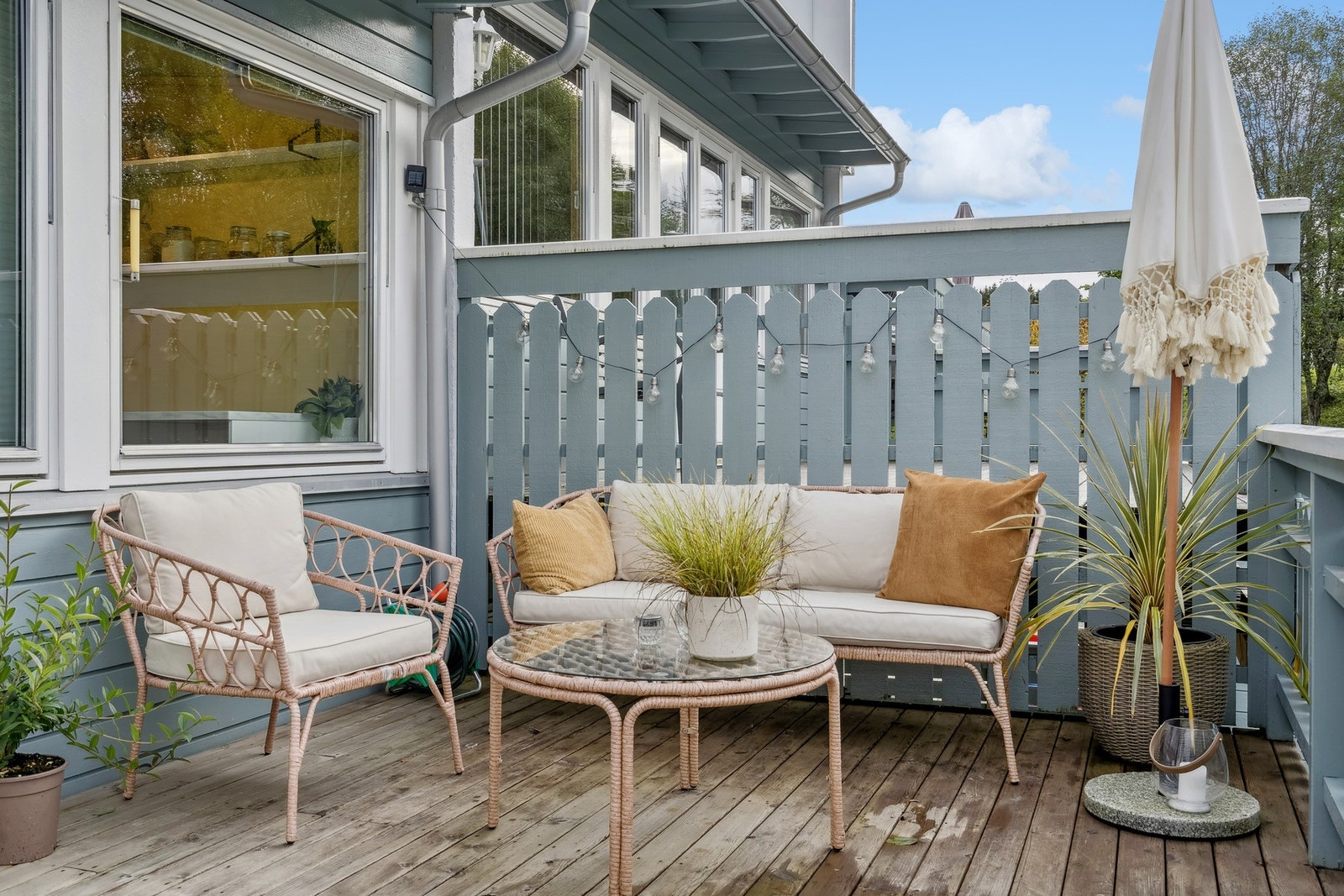 På rekkehusets uteplasser kan man nyte gode solforhold. Galleribilde